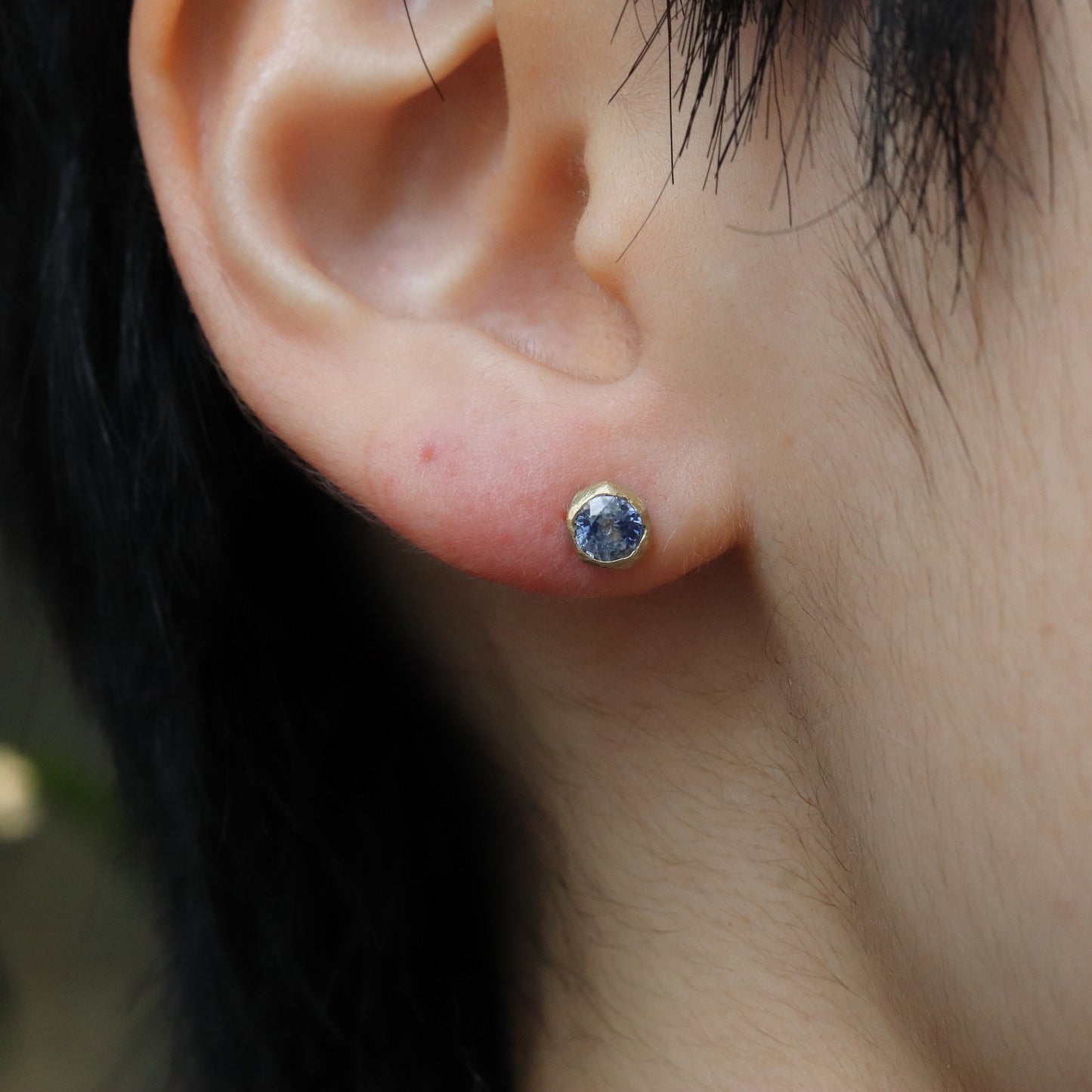 Rough collet Pierced Earring - Sapphire -