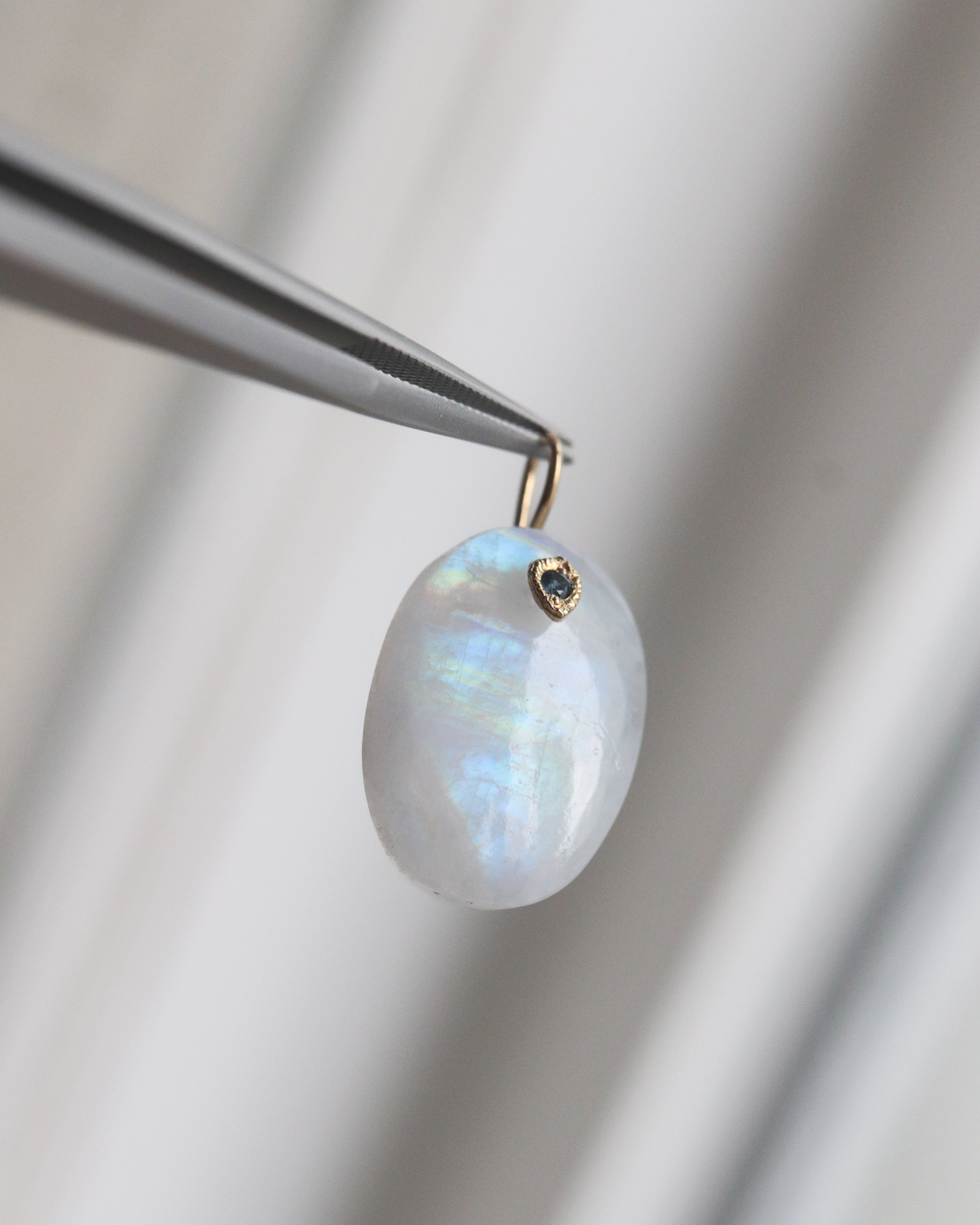 Flat Necklace - Rainbow Moon Stone -