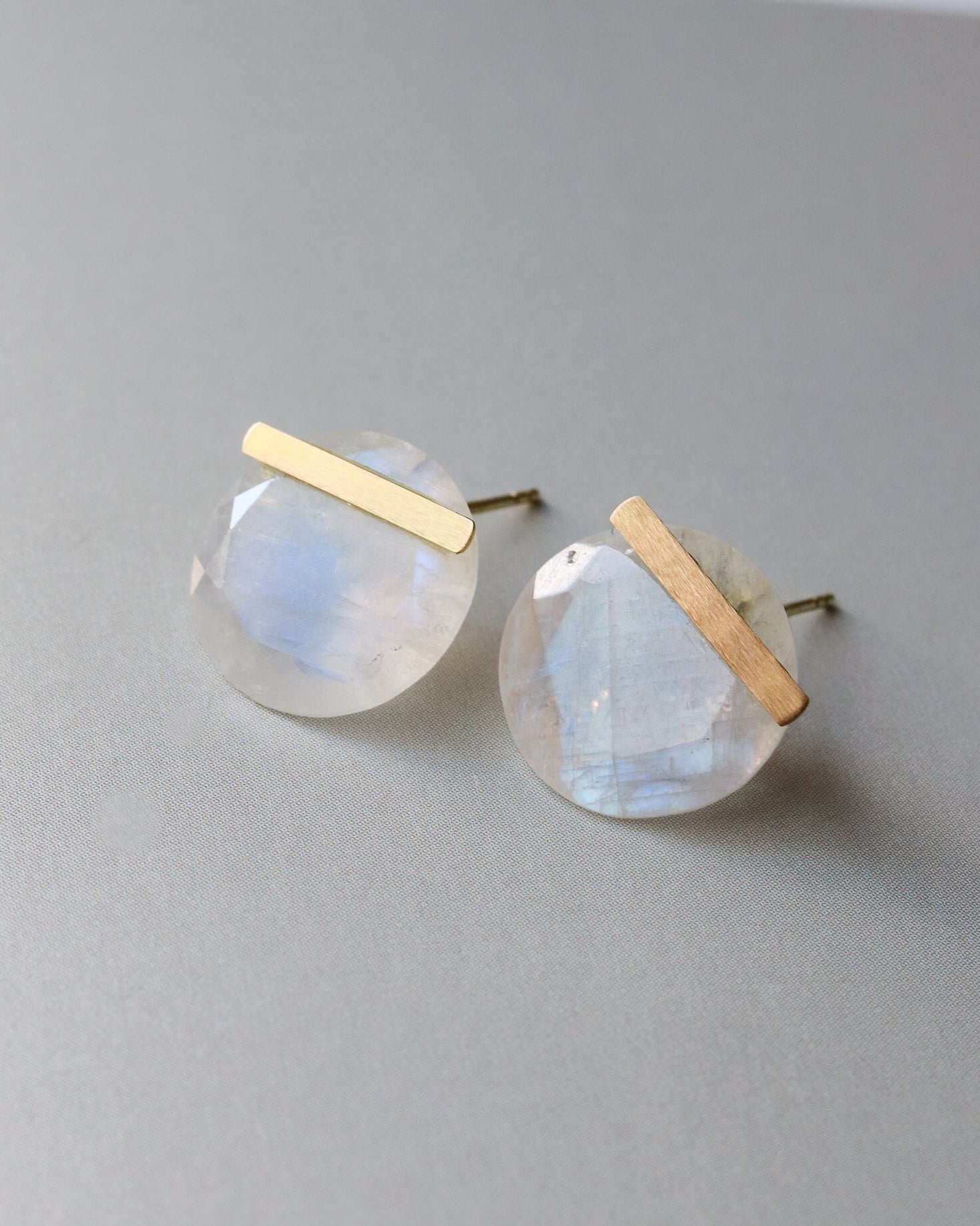 Bar stone Pierced Earring - Rainbow Moon Stone - – MONAKA jewellery