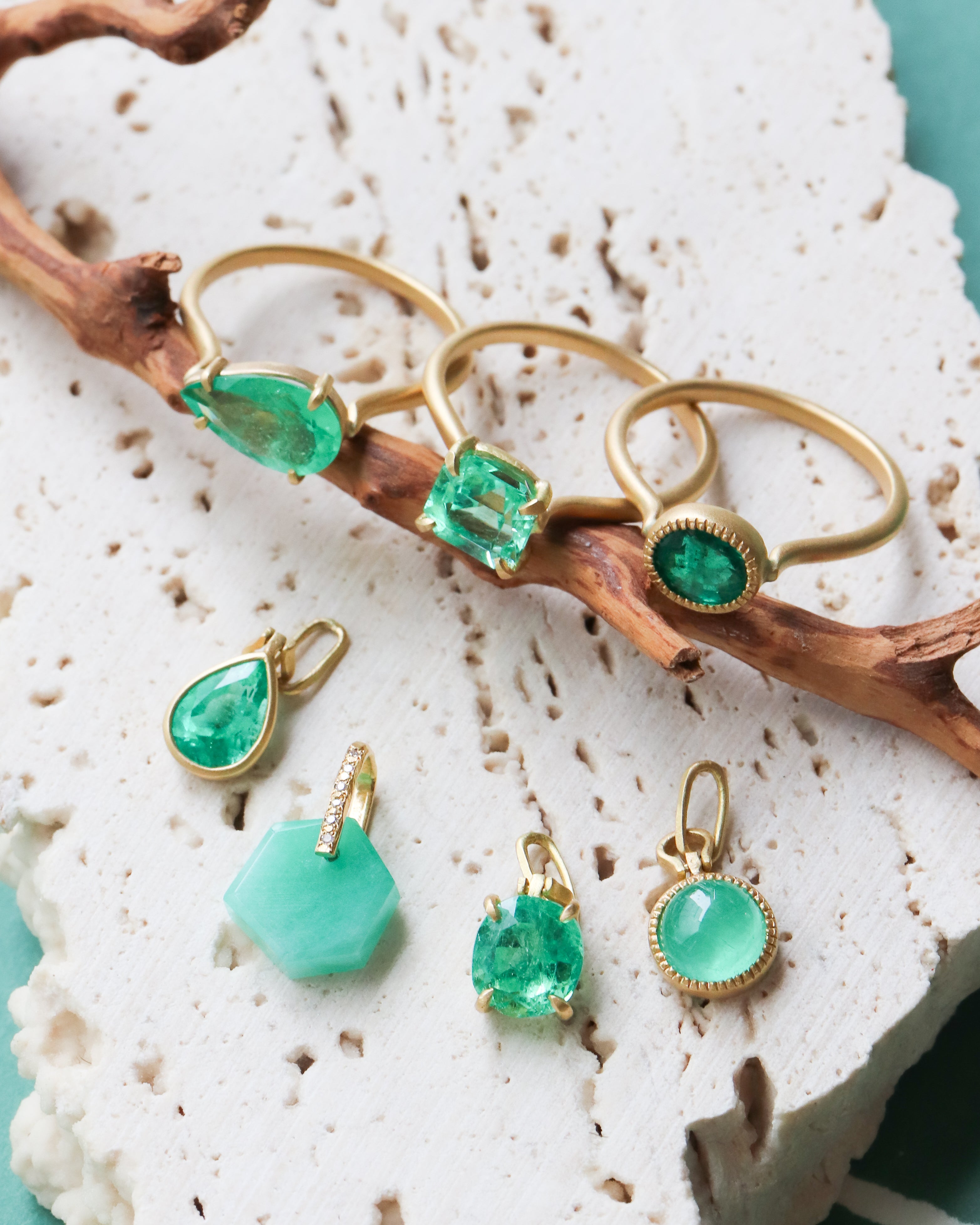 HorseShoe Prong Necklace - Emerald -