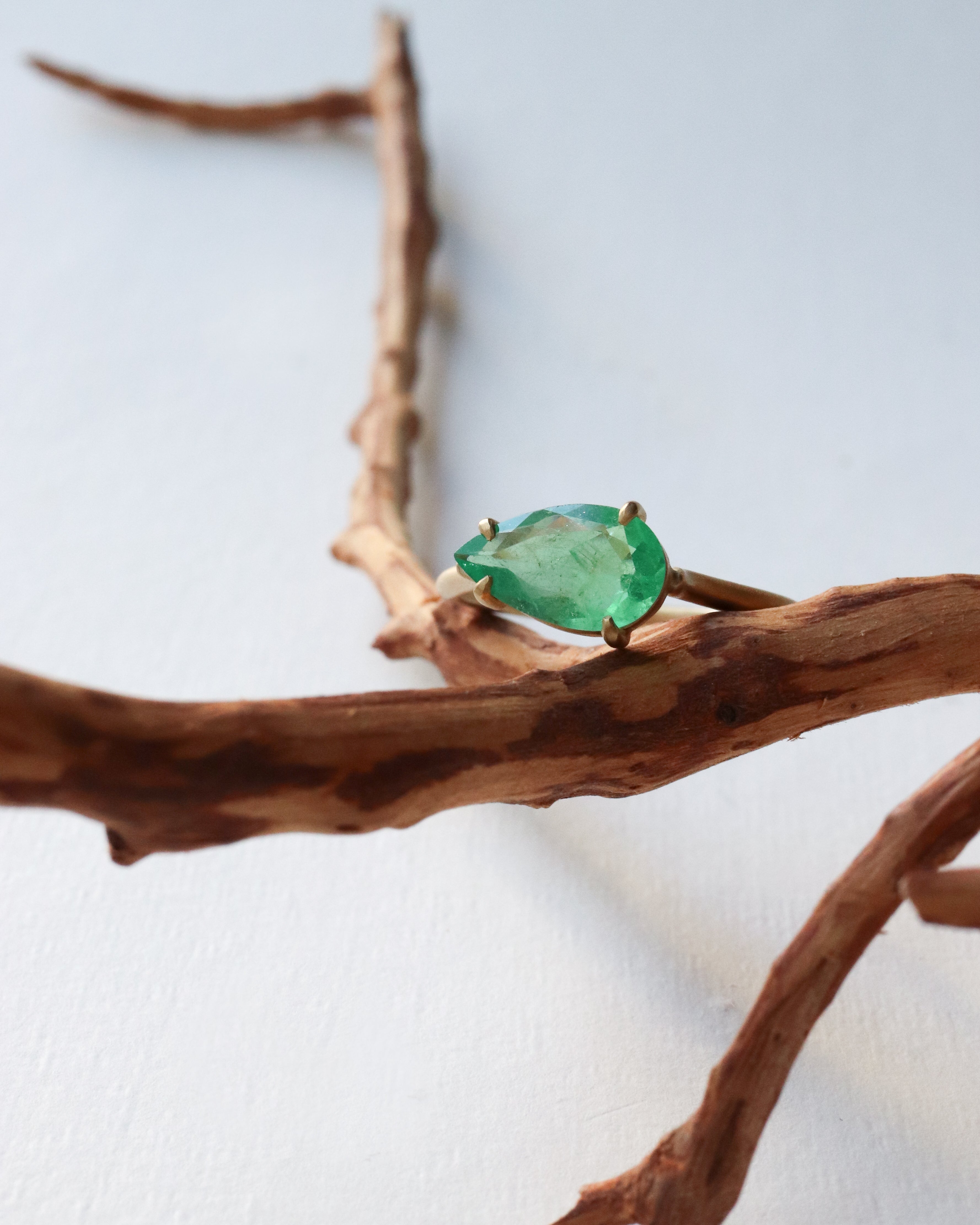 Prong Ring - Emerald -
