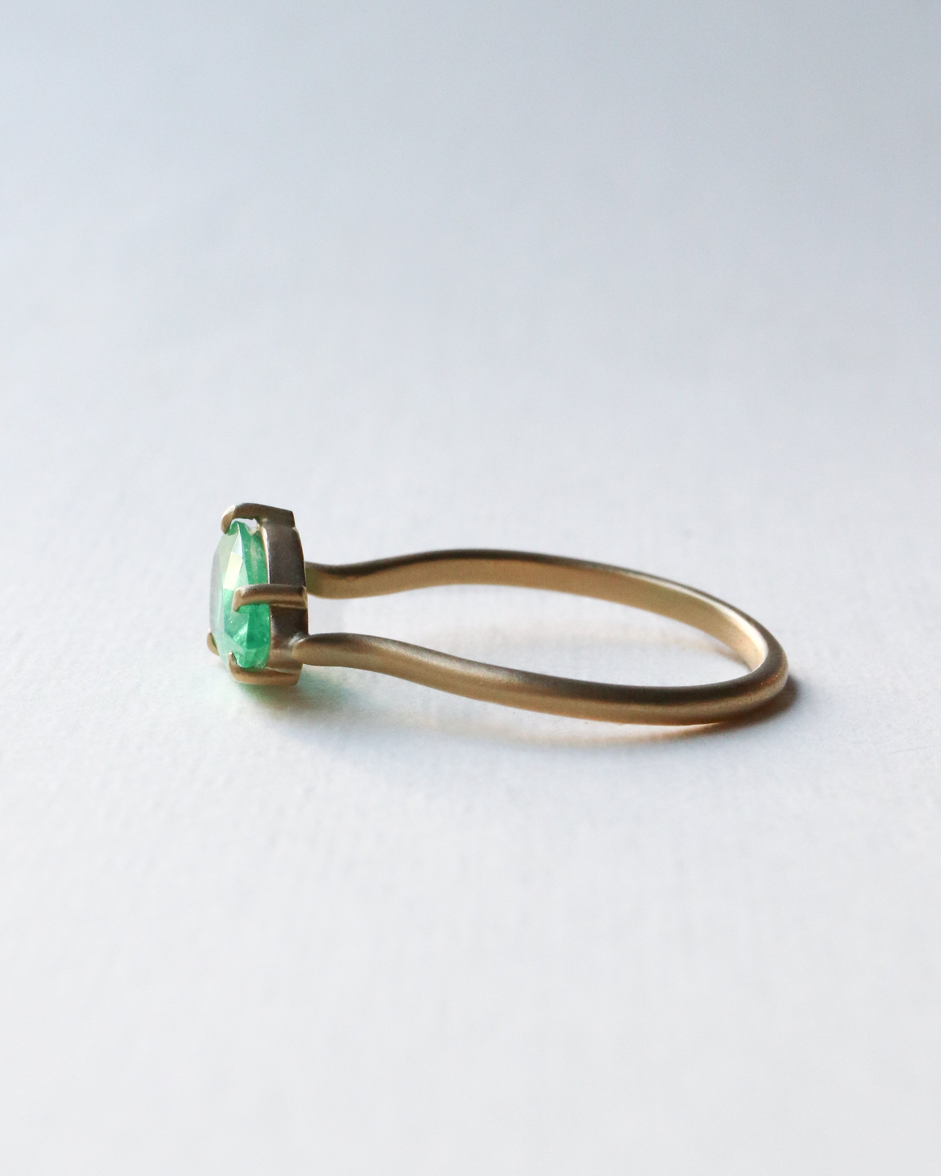 Prong Ring - Emerald -