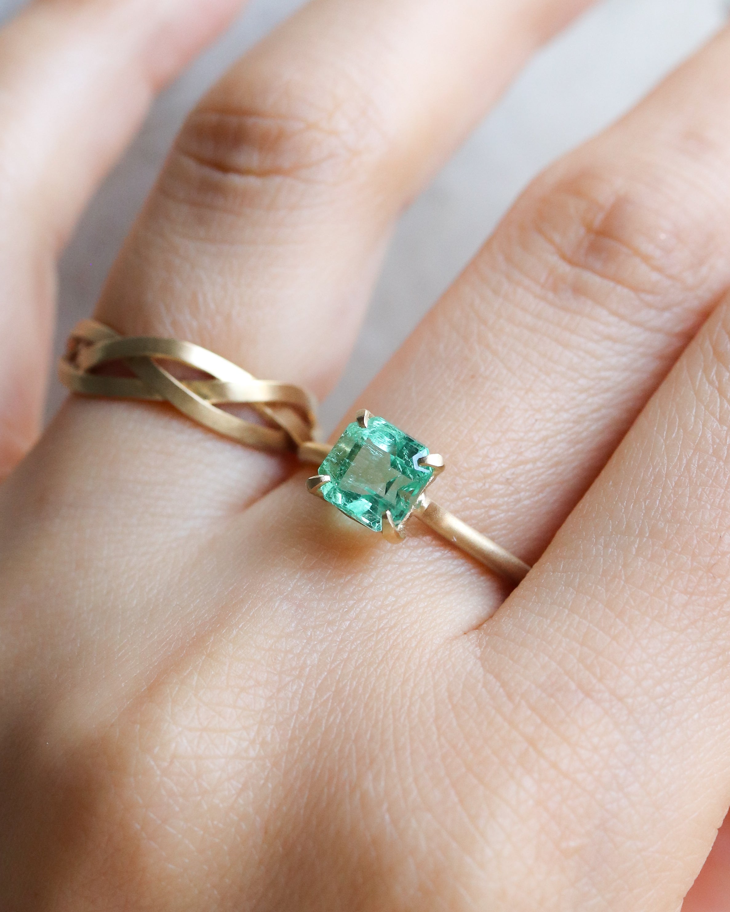 Prong Ring - Emerald -