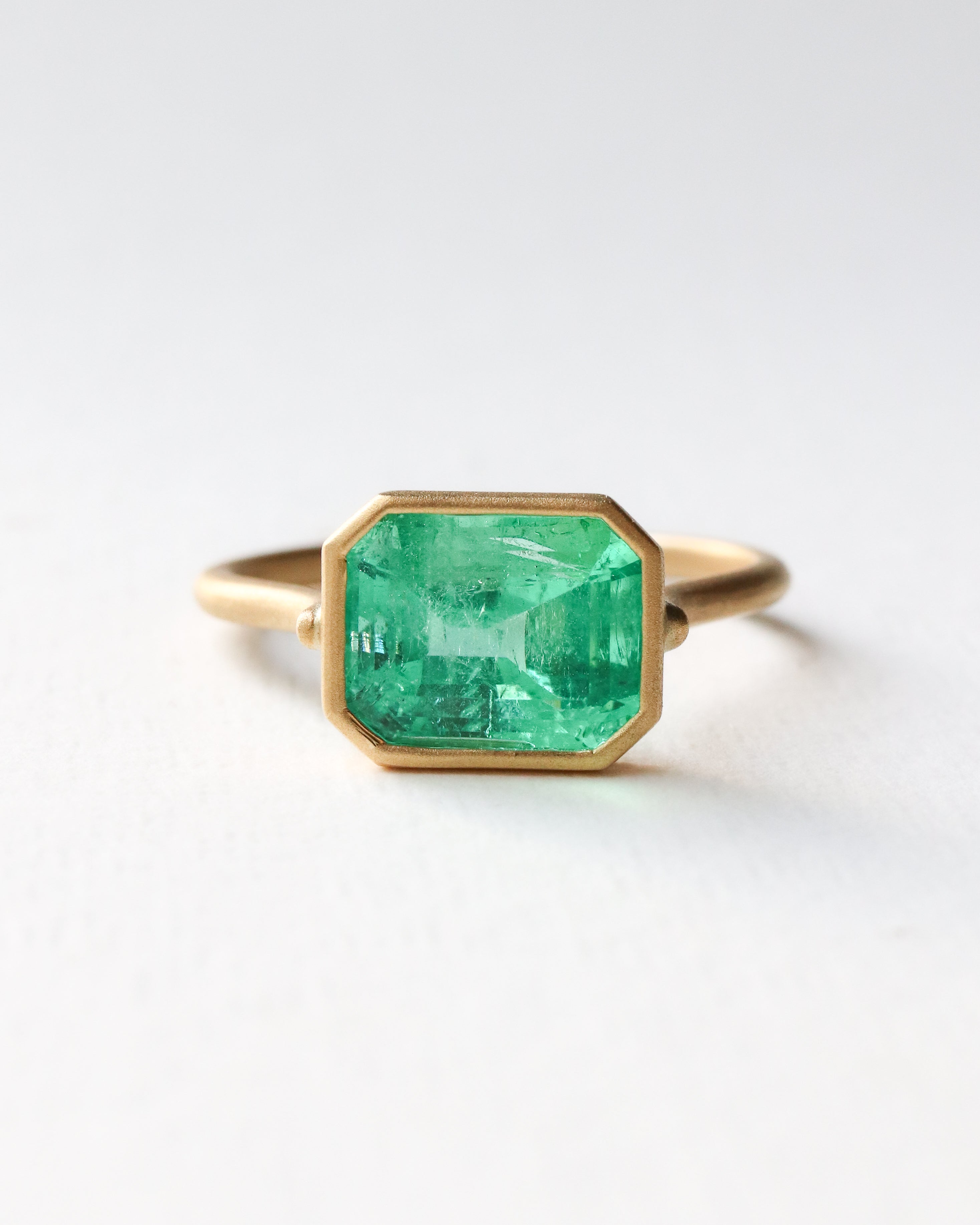Collet Ring - Emerald -
