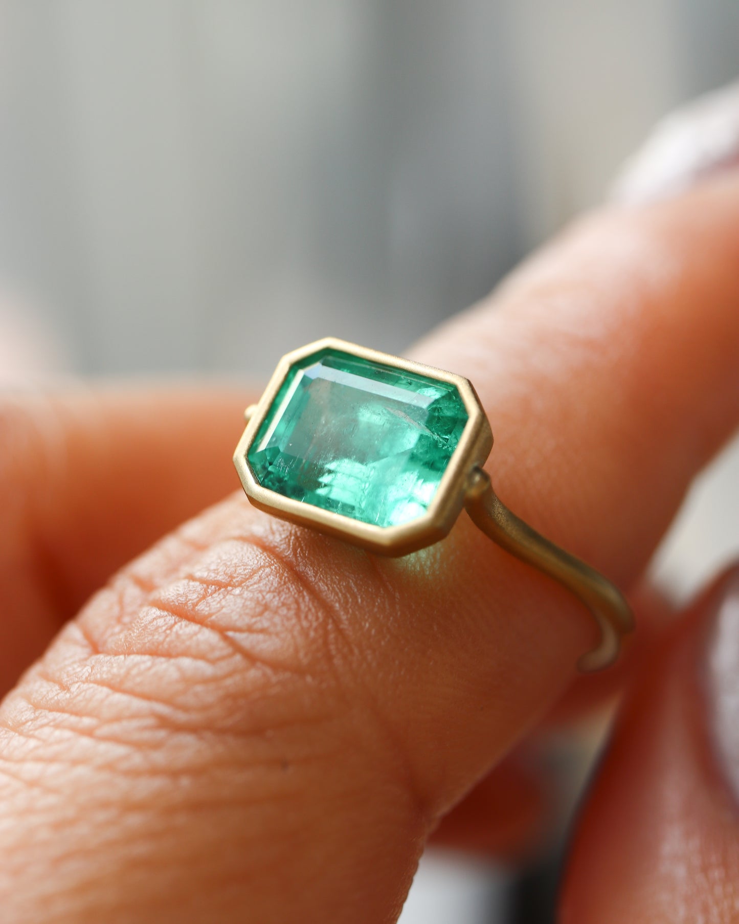 Collet Ring - Emerald -