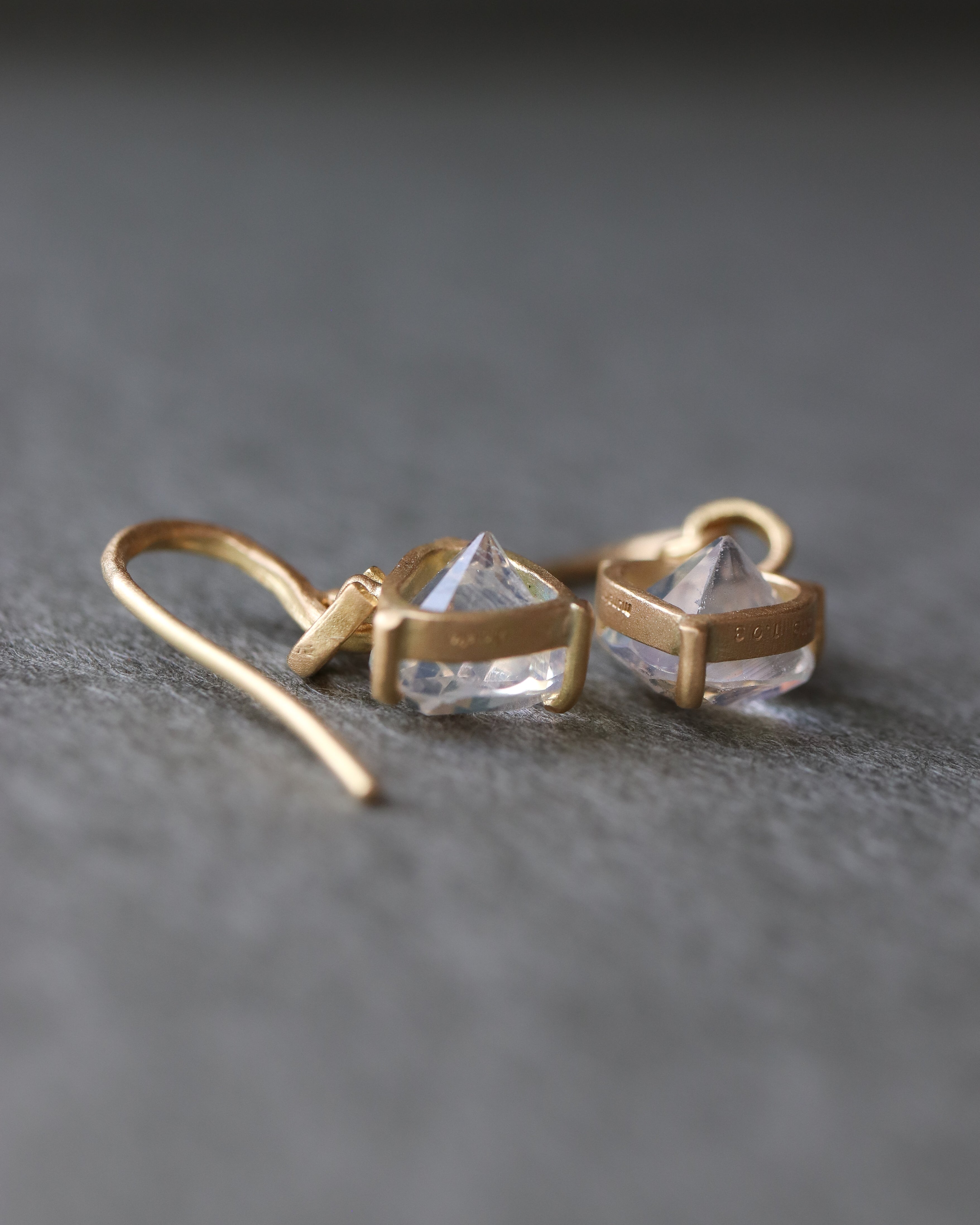 Horse Shoe Prong Pierced Earring - Rainbow Moon Stone -