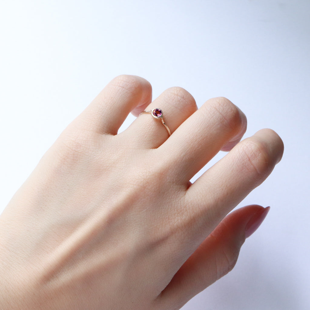 Rough Collet Ring - Rhodolite Garnet -