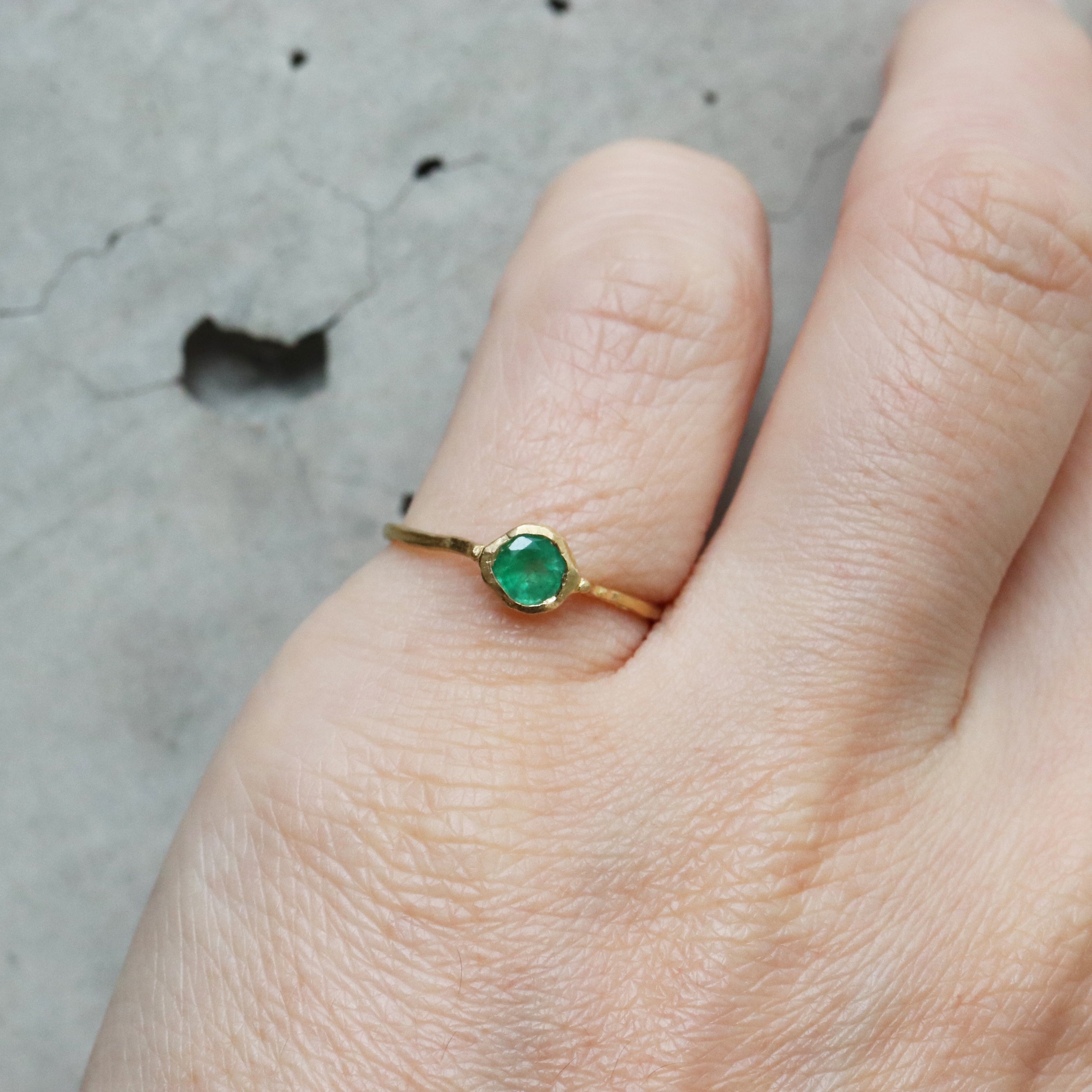Rough collet Ring - Emerald -