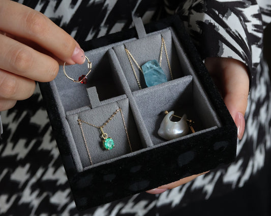 日本でデザインされ、織物の産地で生まれた特別な布とキャリーケース