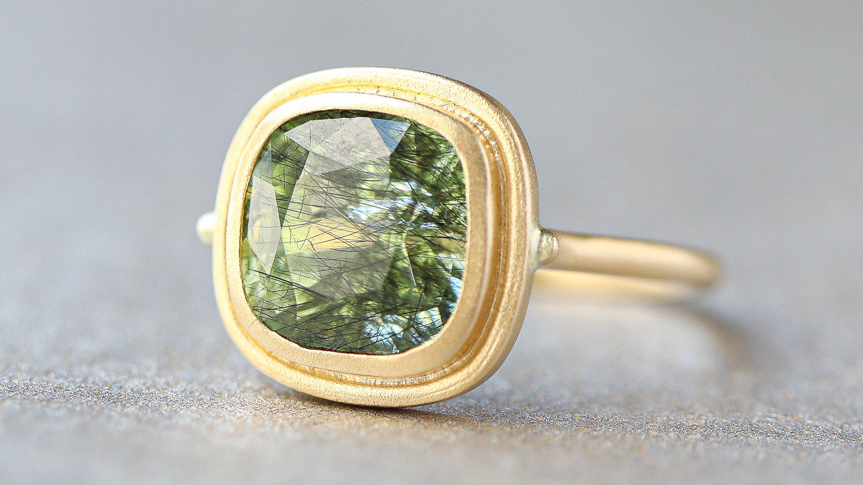 8月 Peridot/Spinel