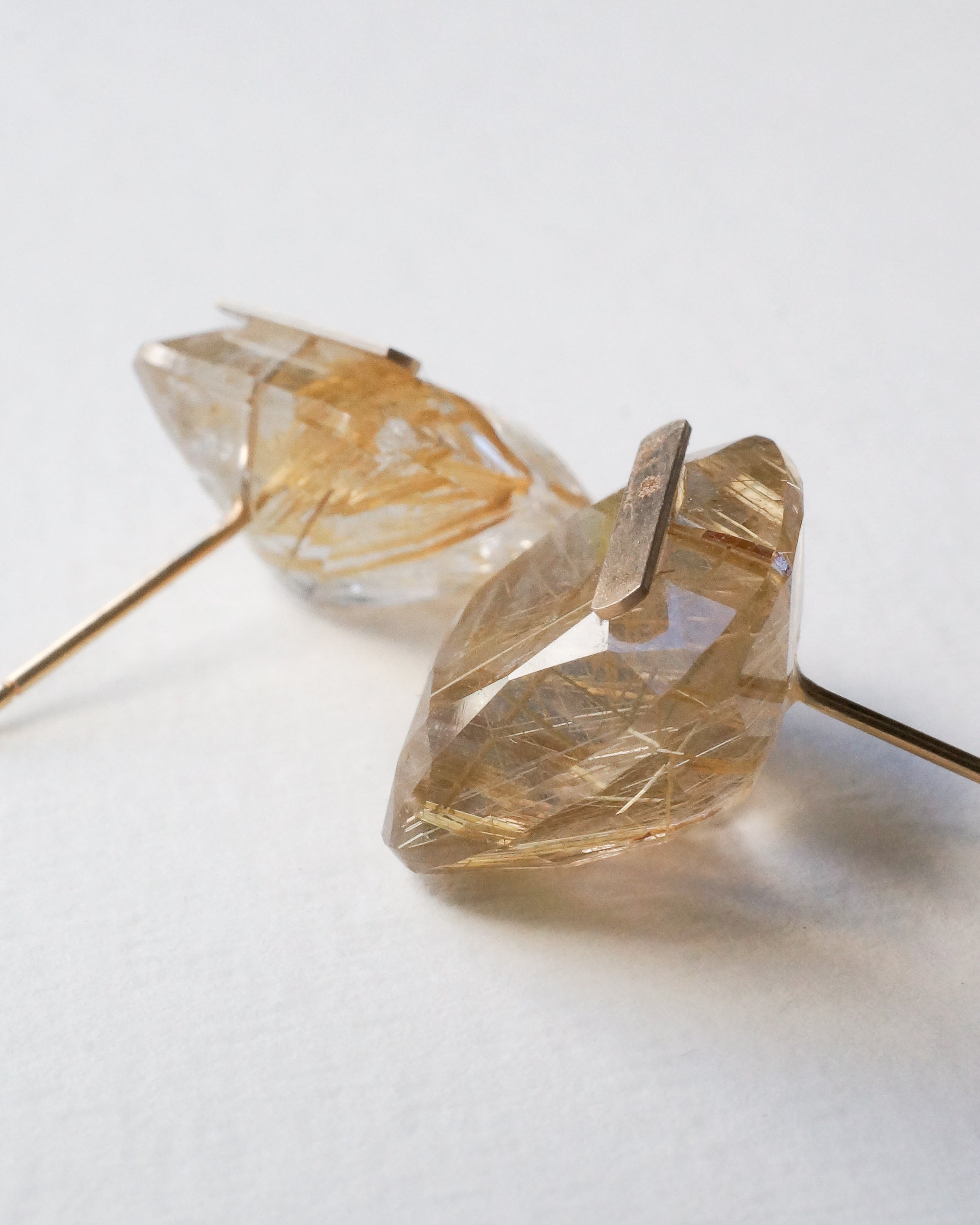【美品】monaka jewellery  バーダイアモンドピアス　K18YG Bar stone Pierced Earring - Golden Rutilated Quartz - – MONAKA