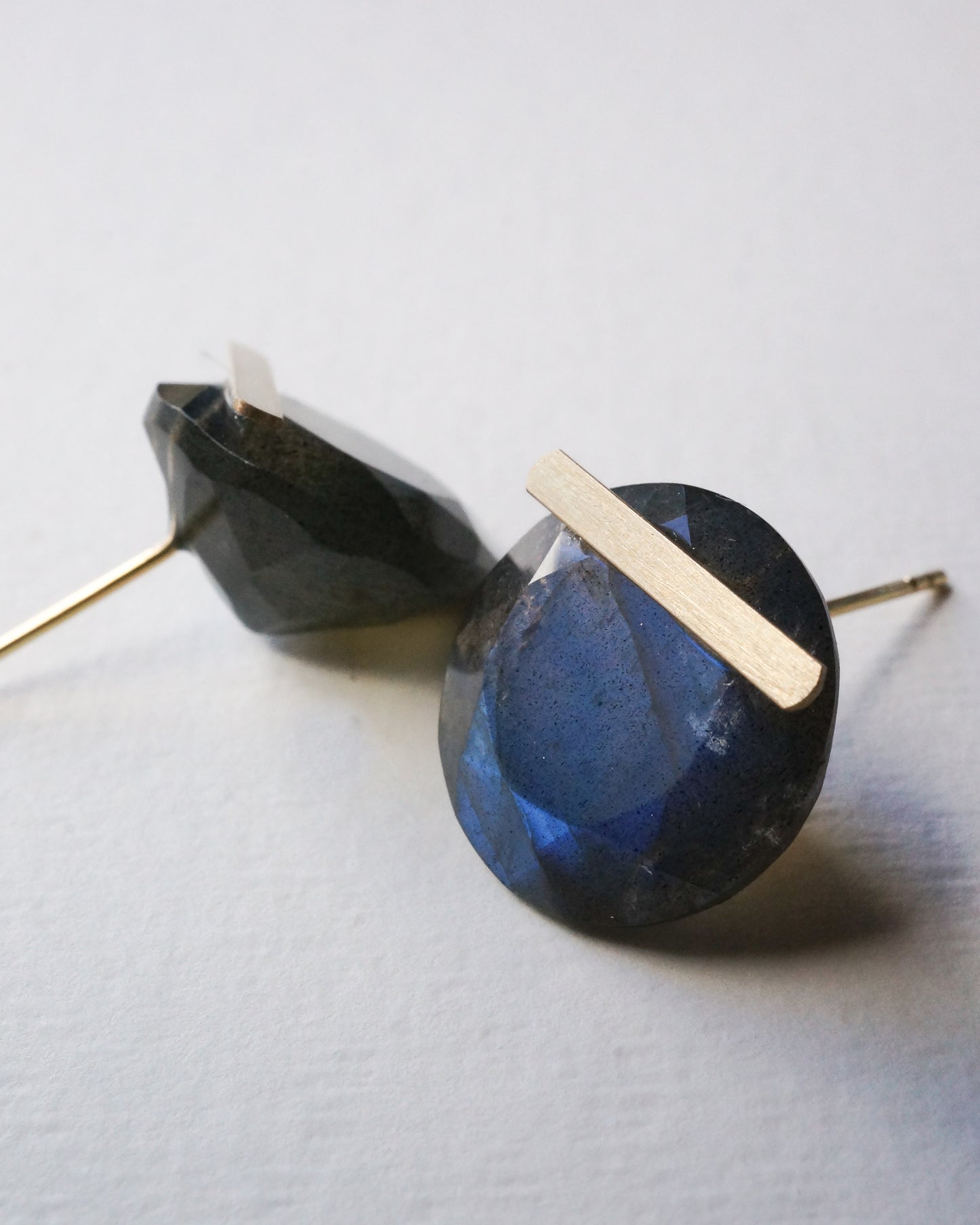 Bar stone Pierced Earring - Labradorite -