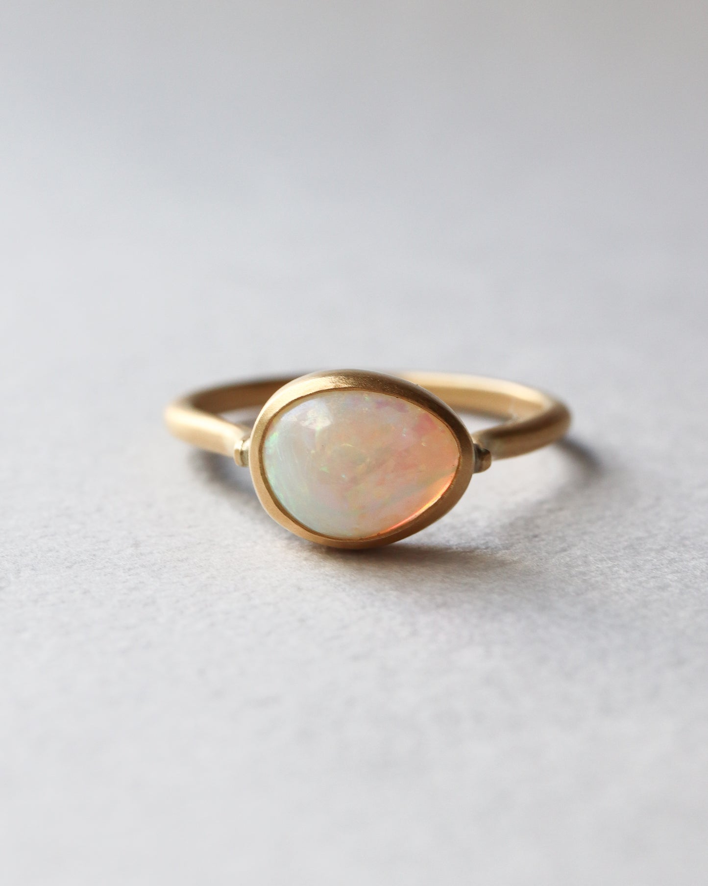 Collet Ring - Opal -