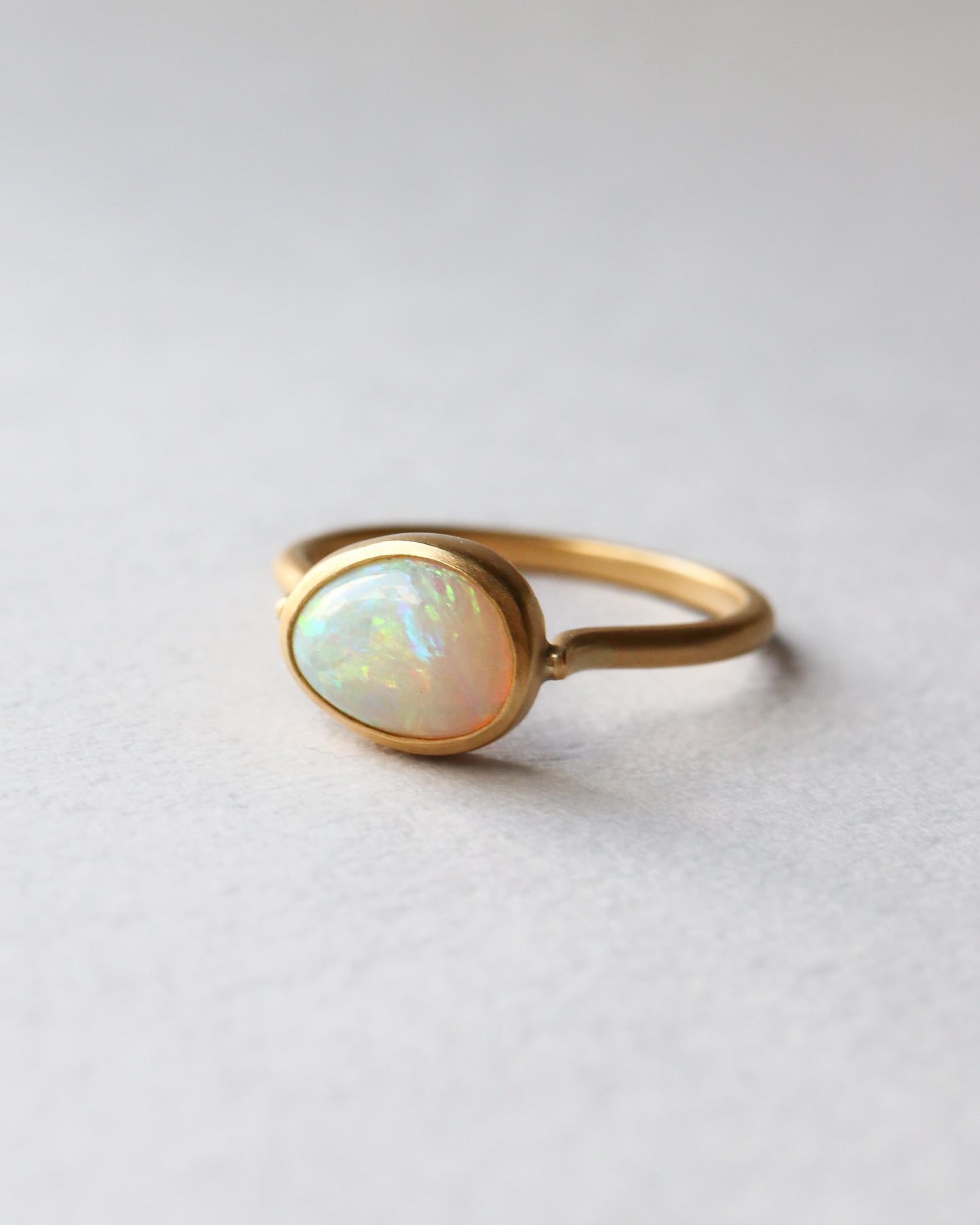 Collet Ring - Opal -