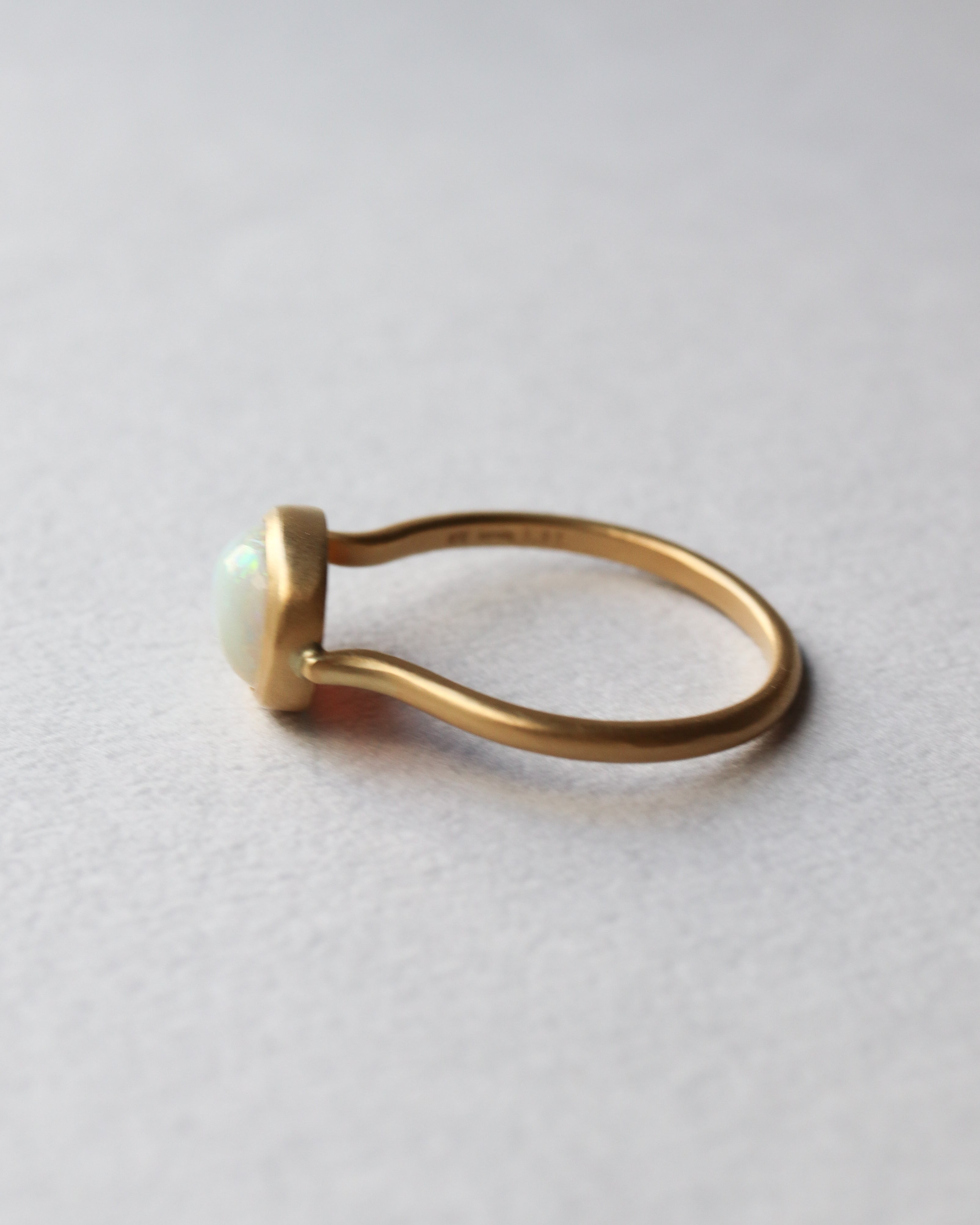 Collet Ring - Opal -