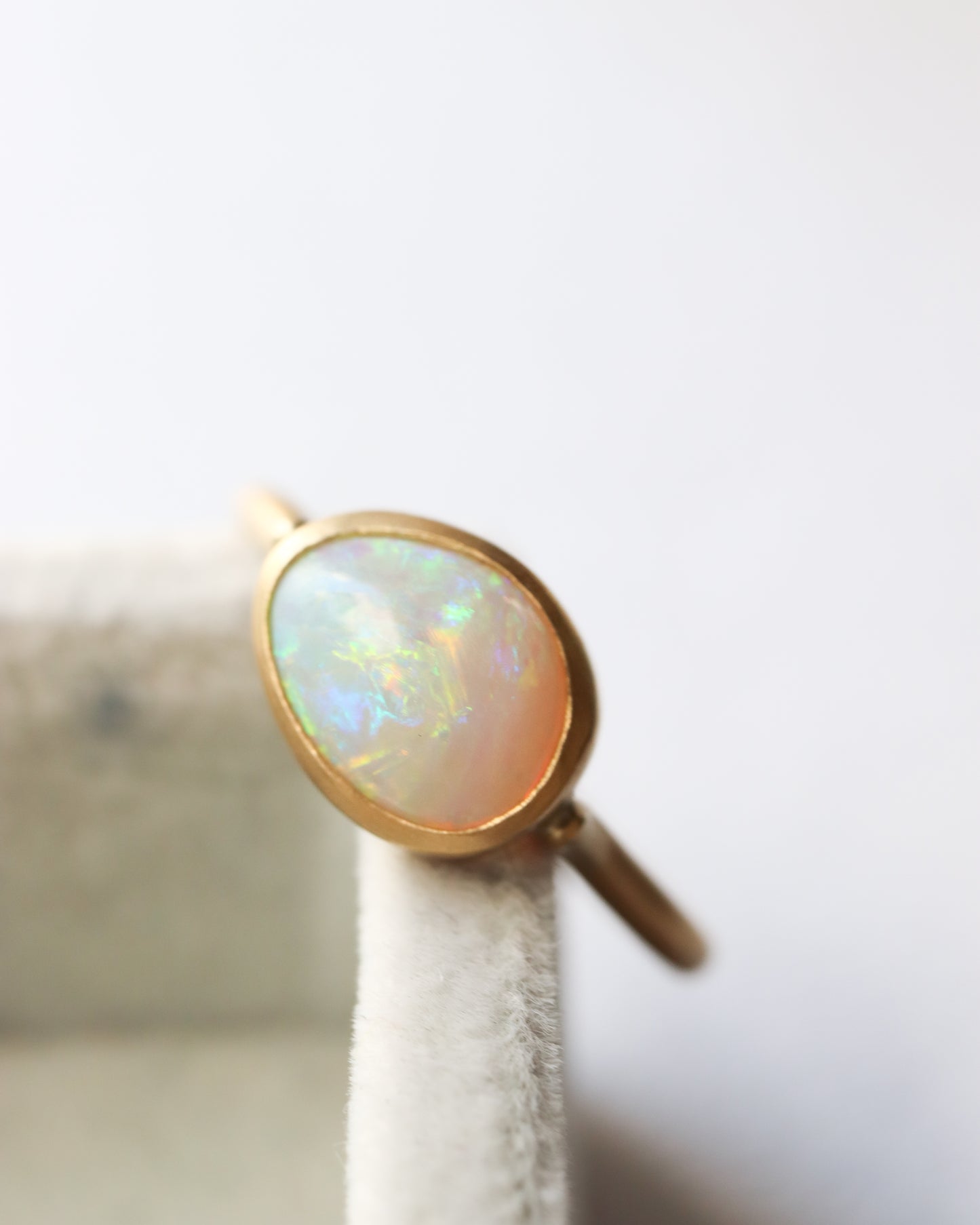 Collet Ring - Opal -