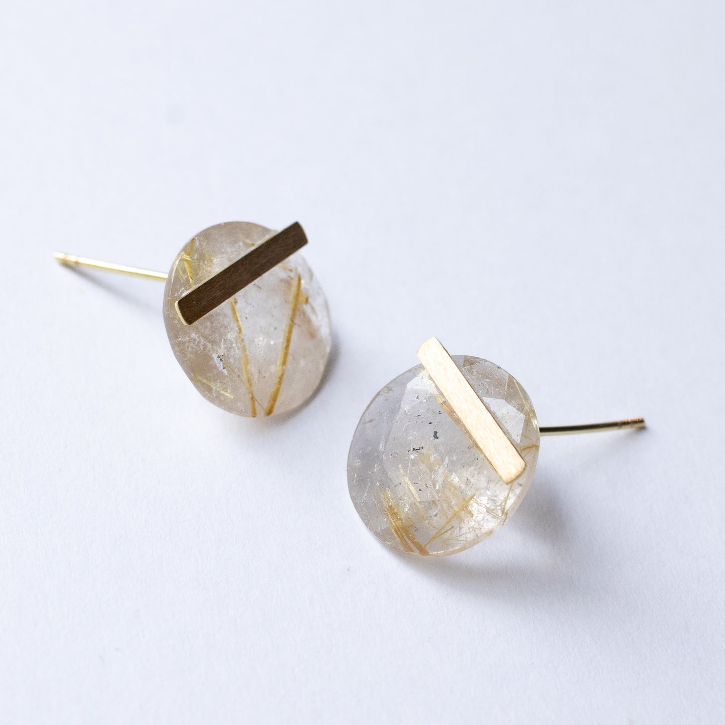 Bar stone pierced earrings - Golden rutilated quartz -