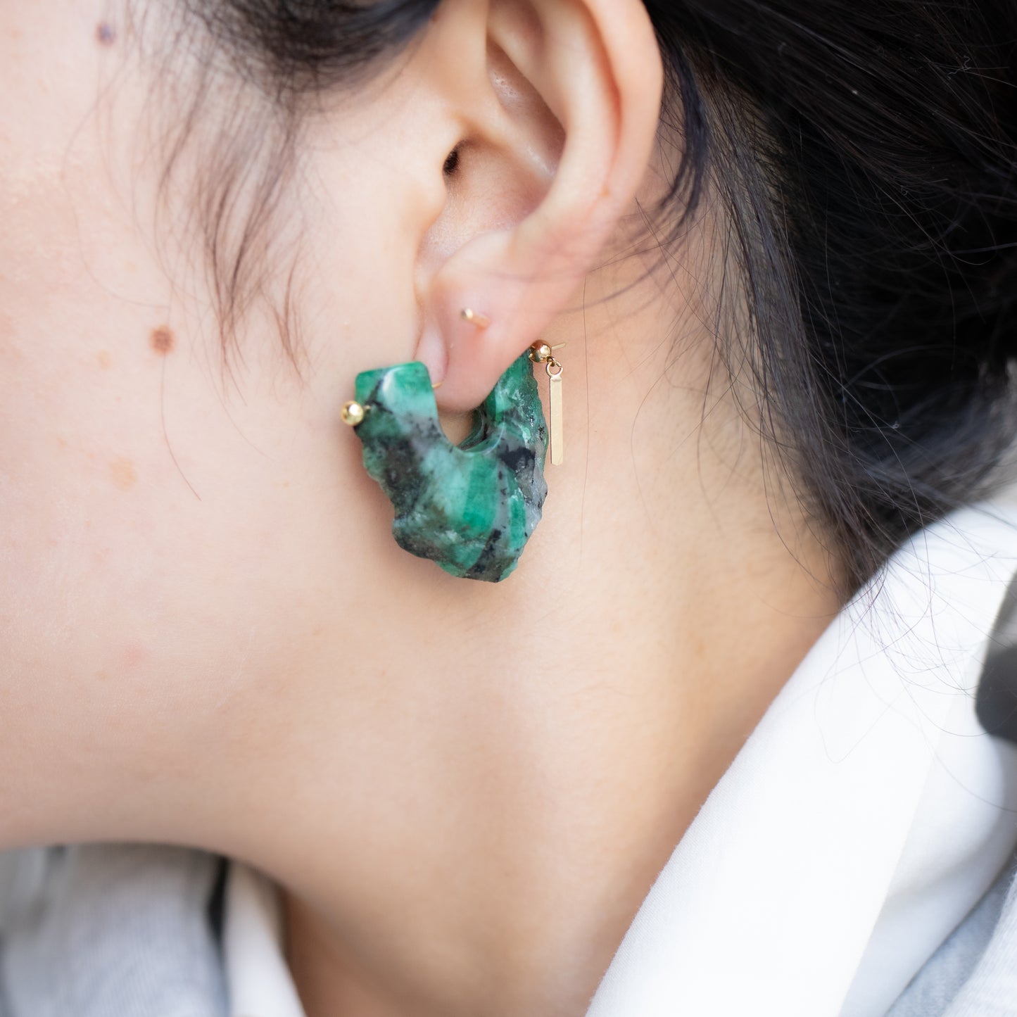 岩石穿孔耳环 - 祖母绿 -