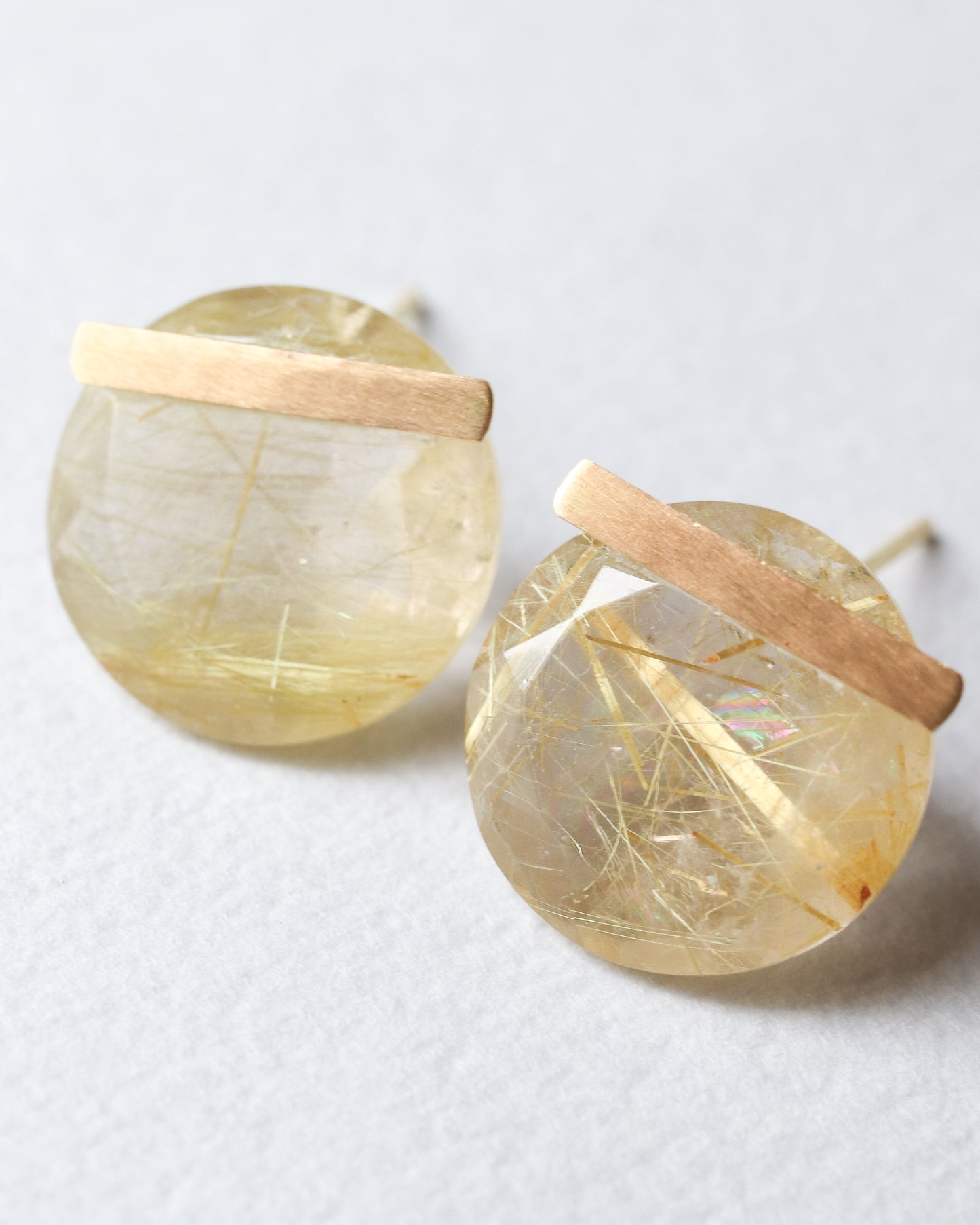 Bar stone pierced earrings - Golden rutilated quartz -