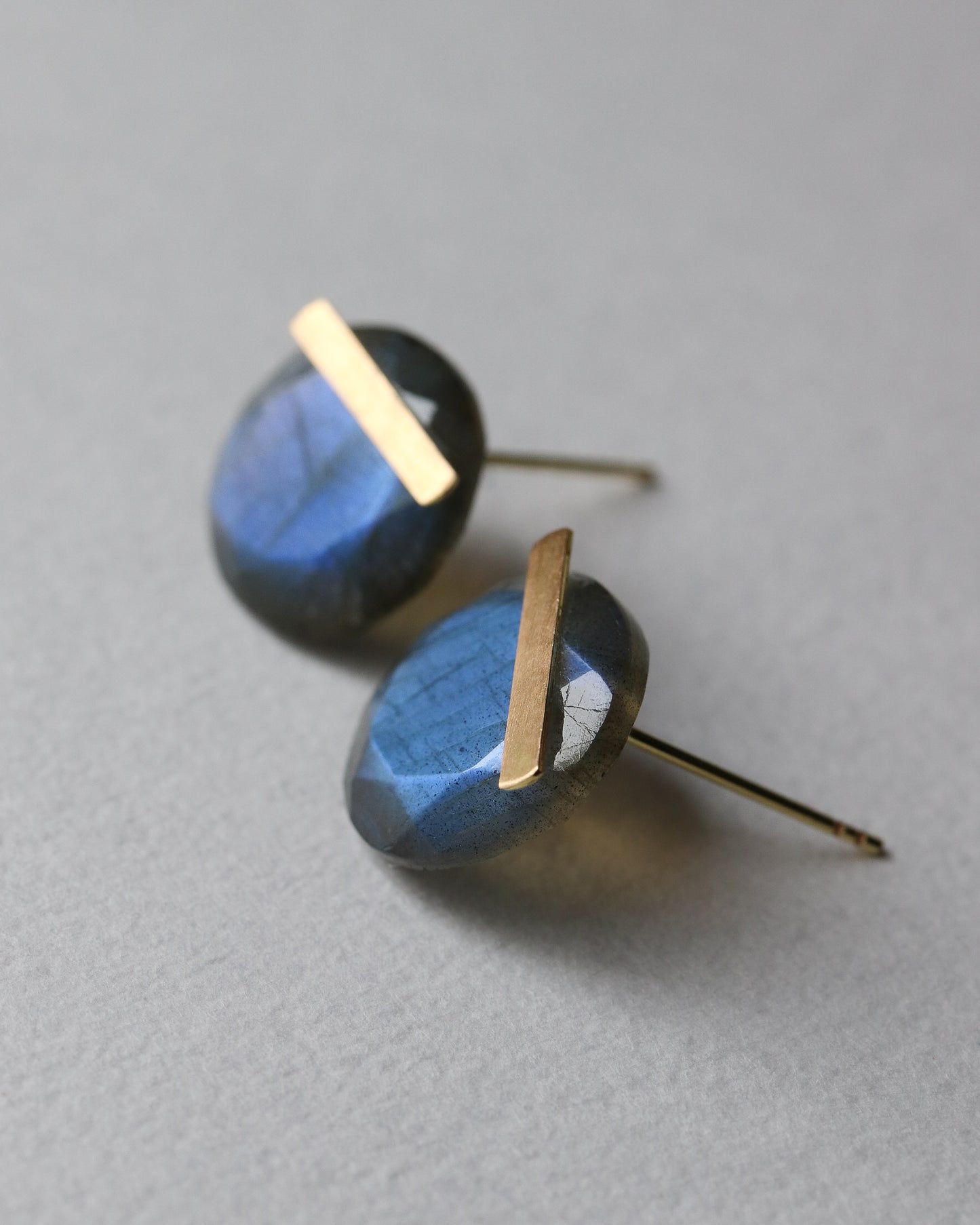 Bar stone Pierced Earring - Labradorite -