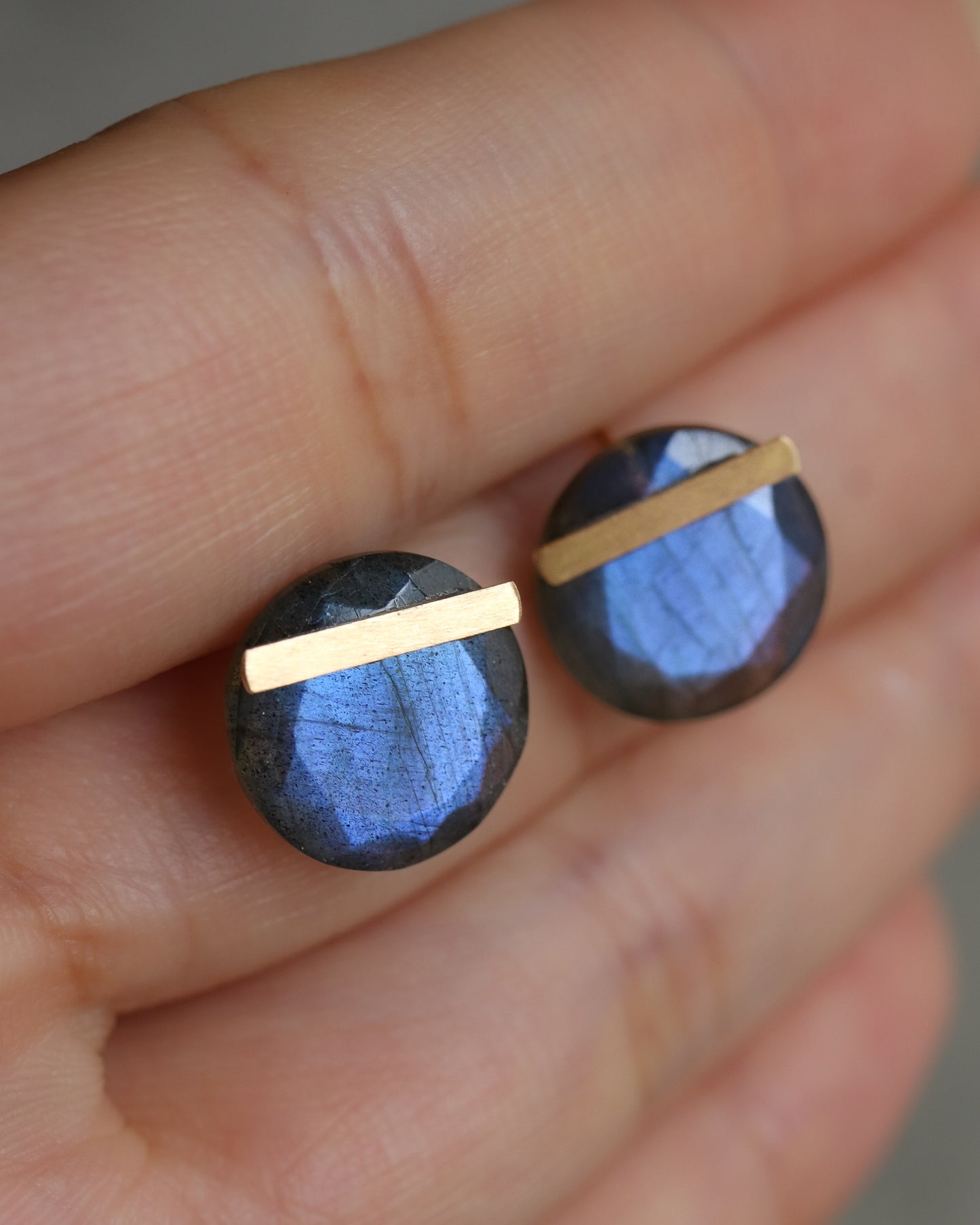 Bar stone Pierced Earring - Labradorite -