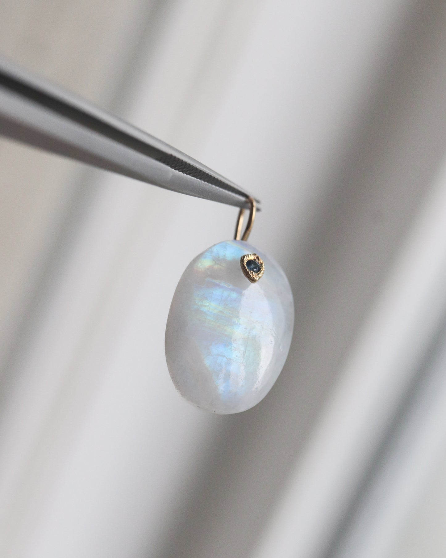 Flat Necklace - Rainbow Moon Stone -