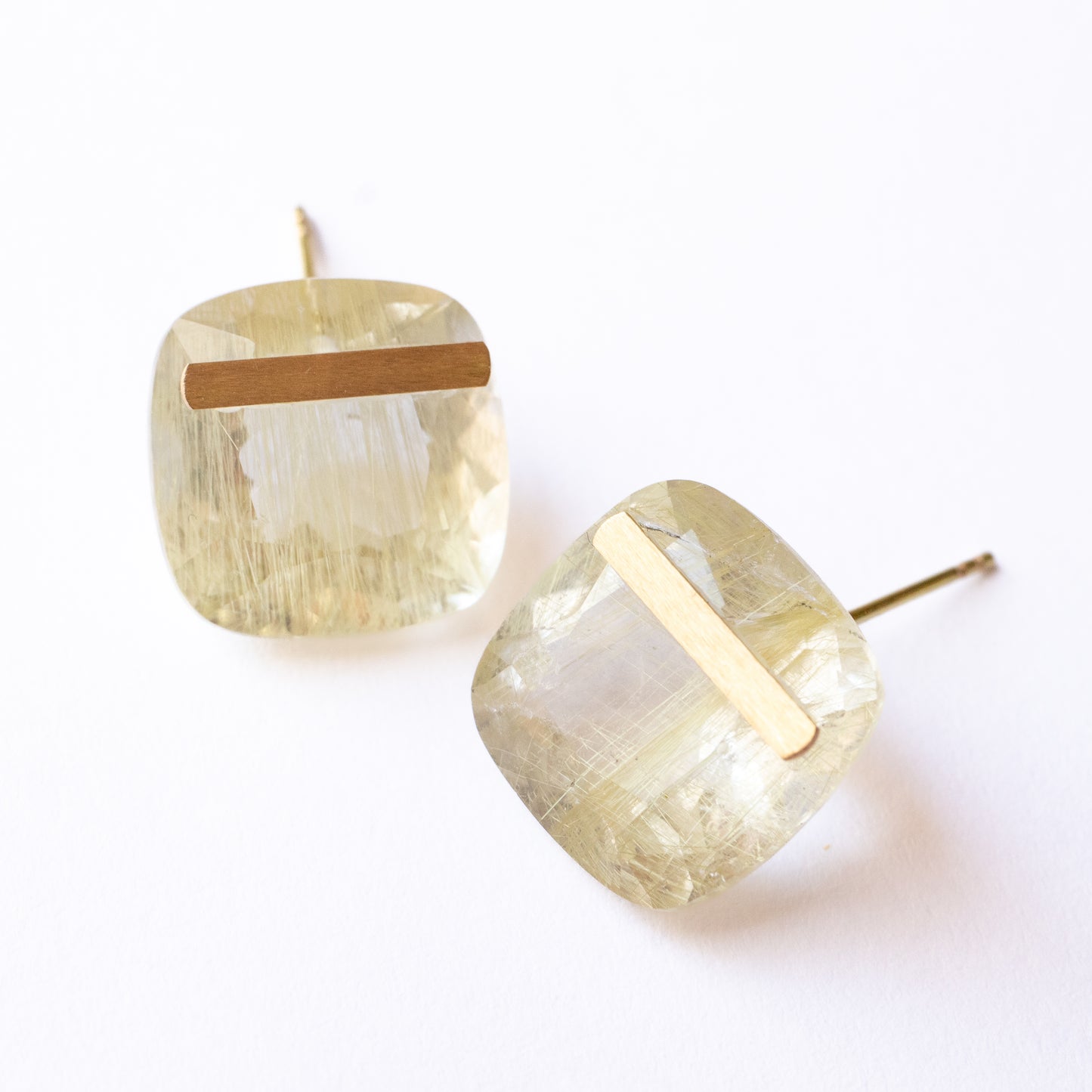 Bar stone pierced earrings - Golden rutilated quartz -