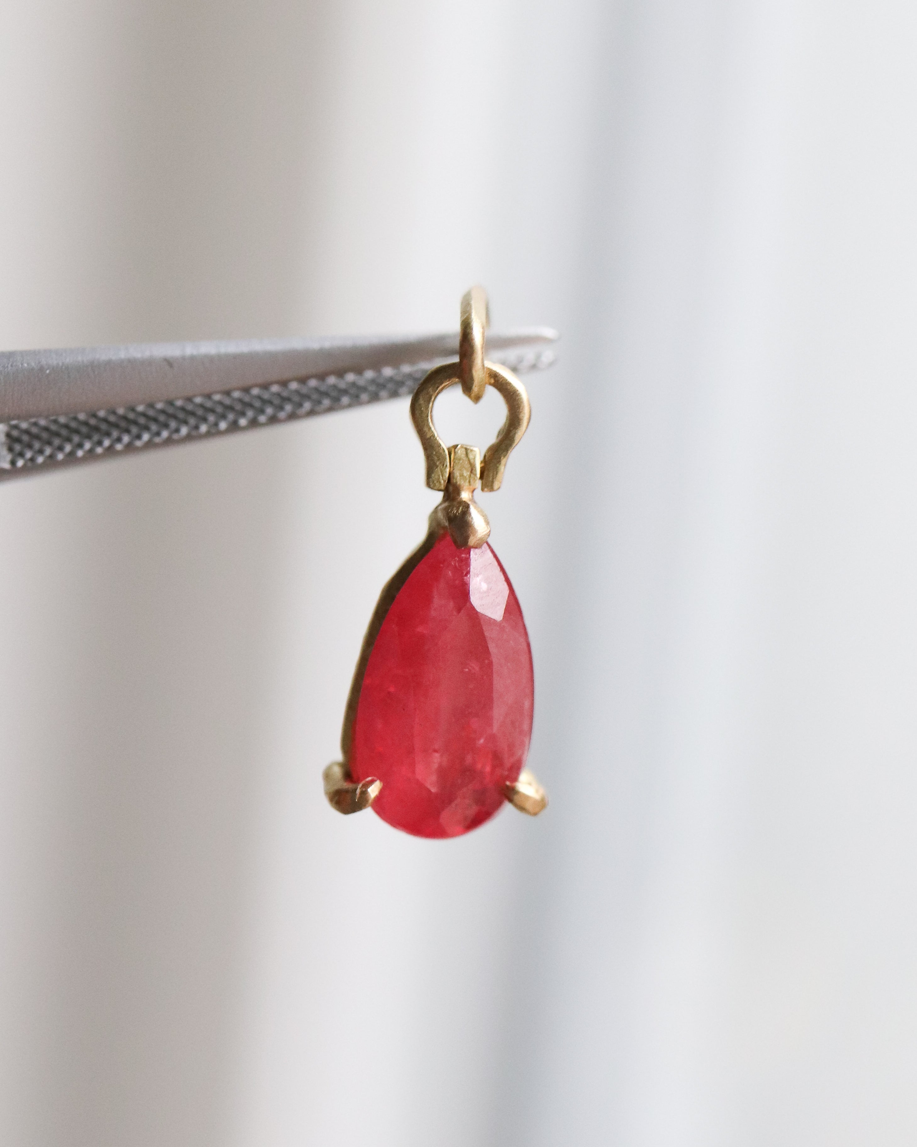 HorseShoe Prong Necklace - Rhodonite -