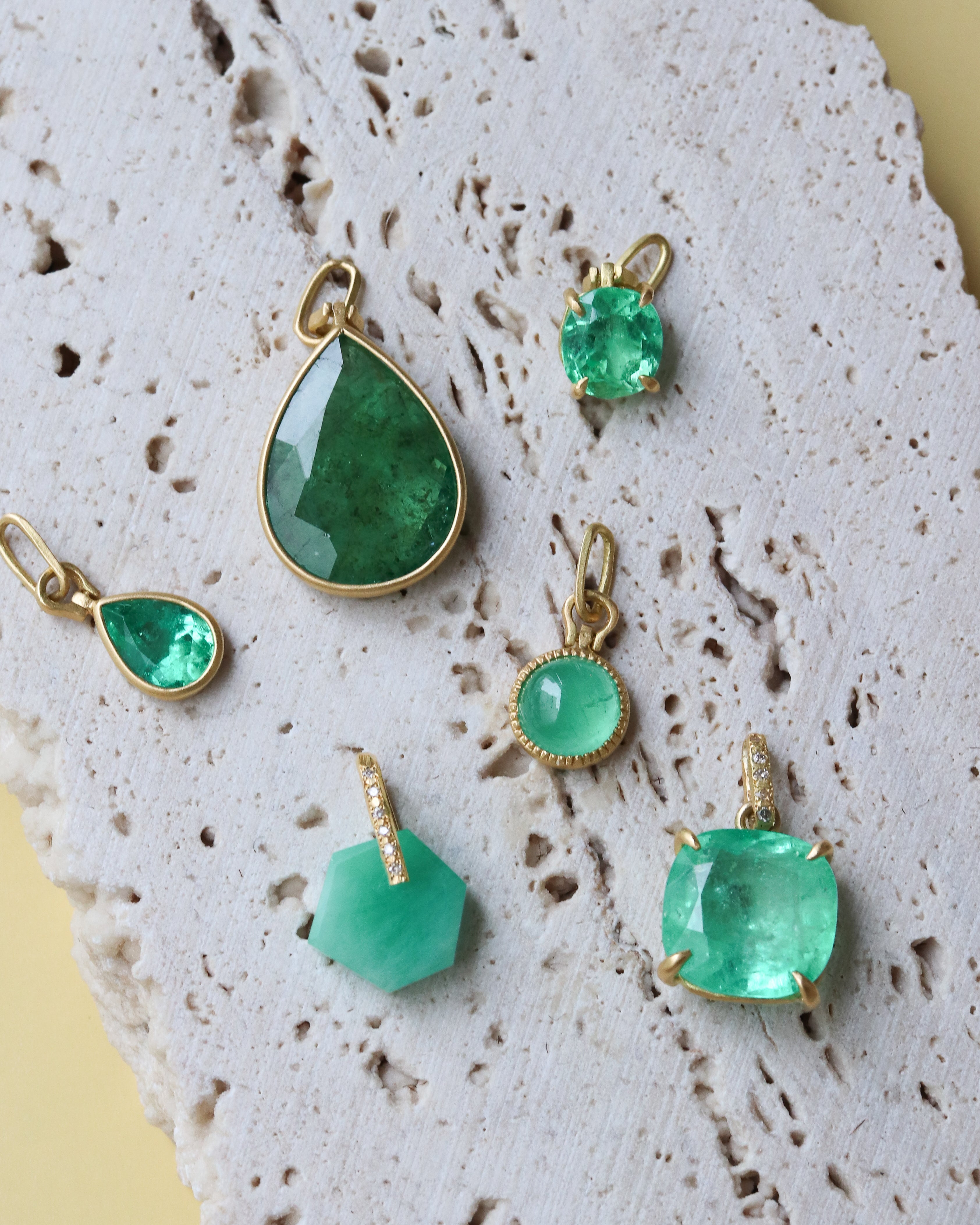 HorseShoe Prong Necklace - Emerald -