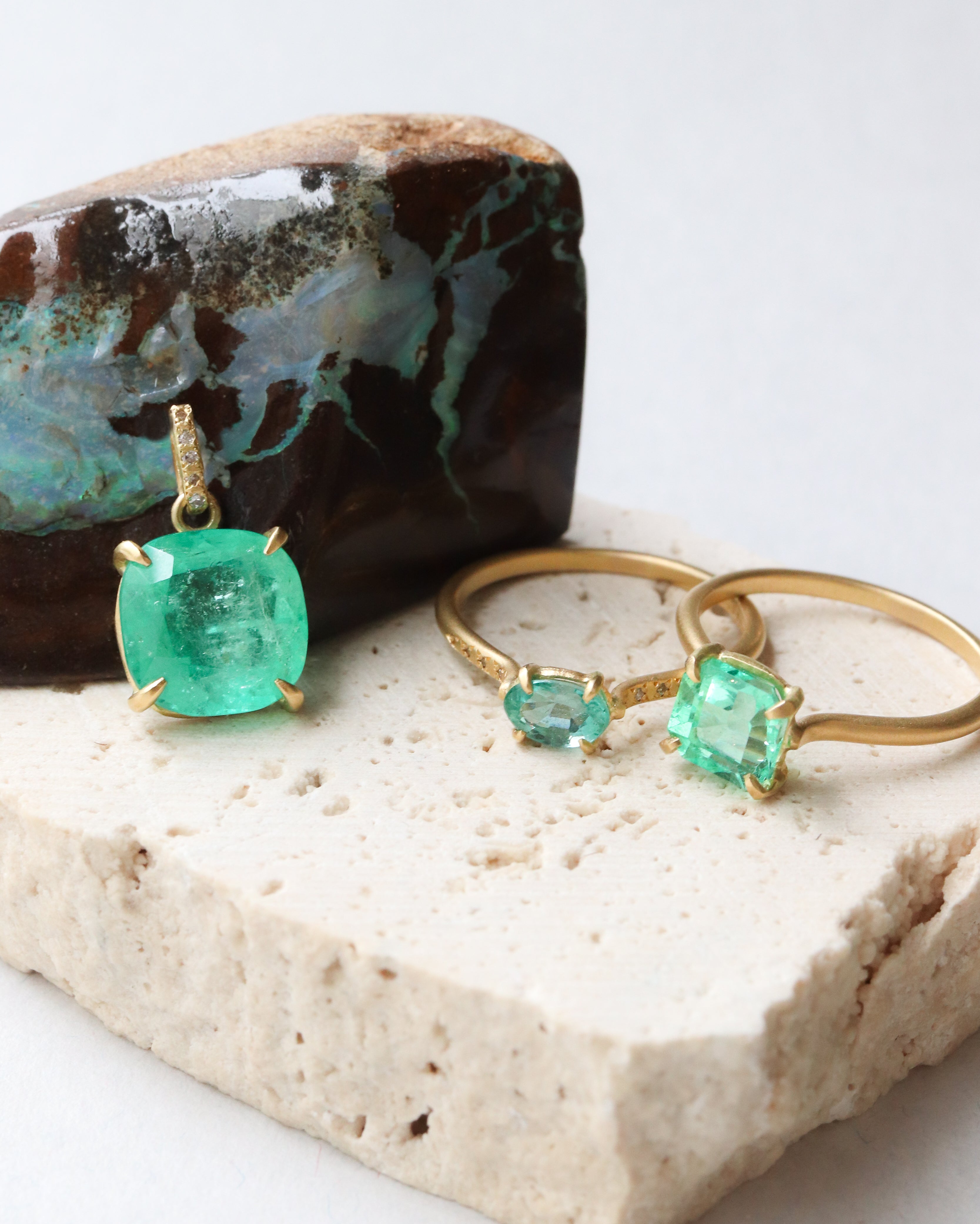 Hibiki Stone Prong Necklace - Emerald -