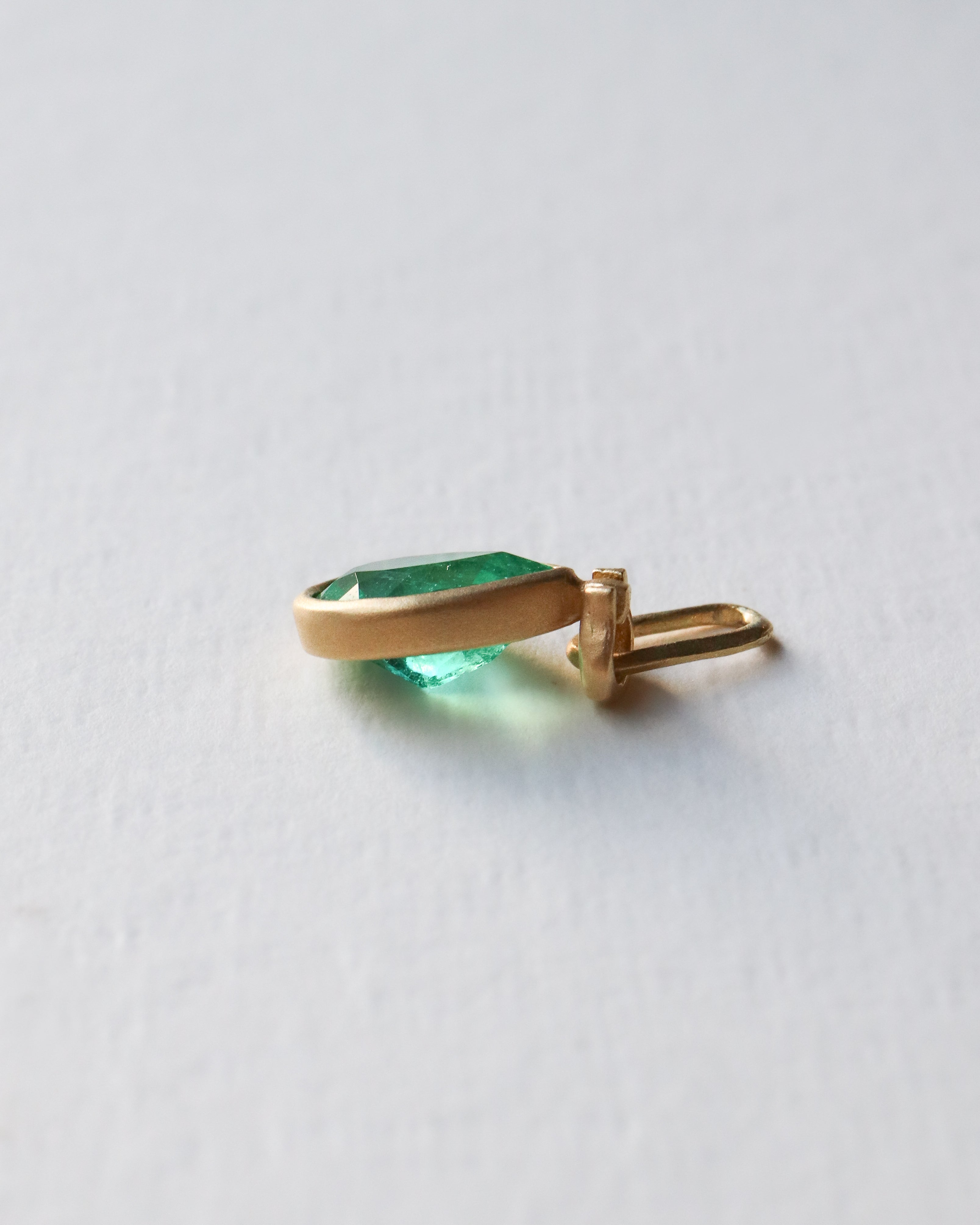 Horseshoe Collet Necklace - Emerald -