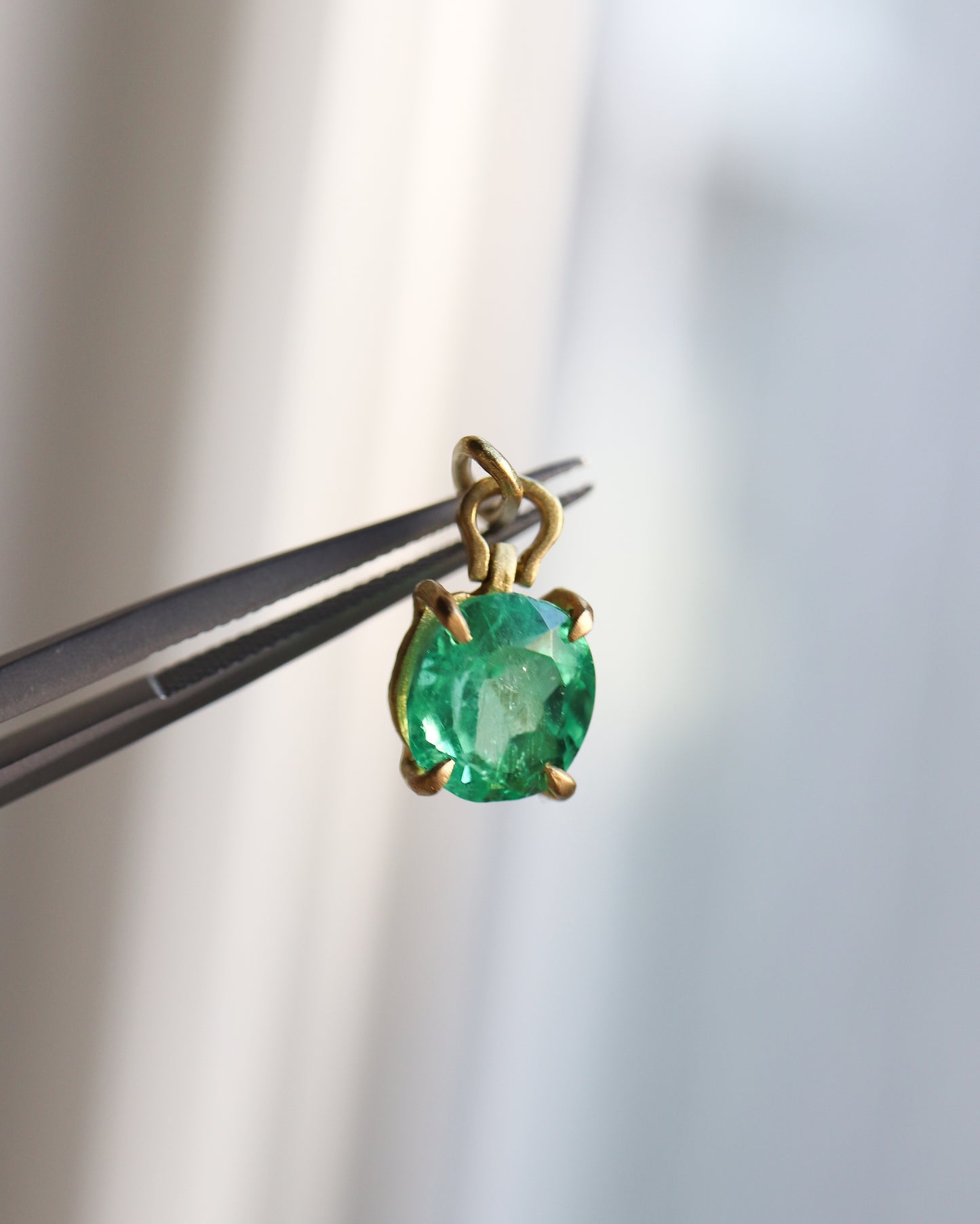 HorseShoe Prong Necklace - Emerald -