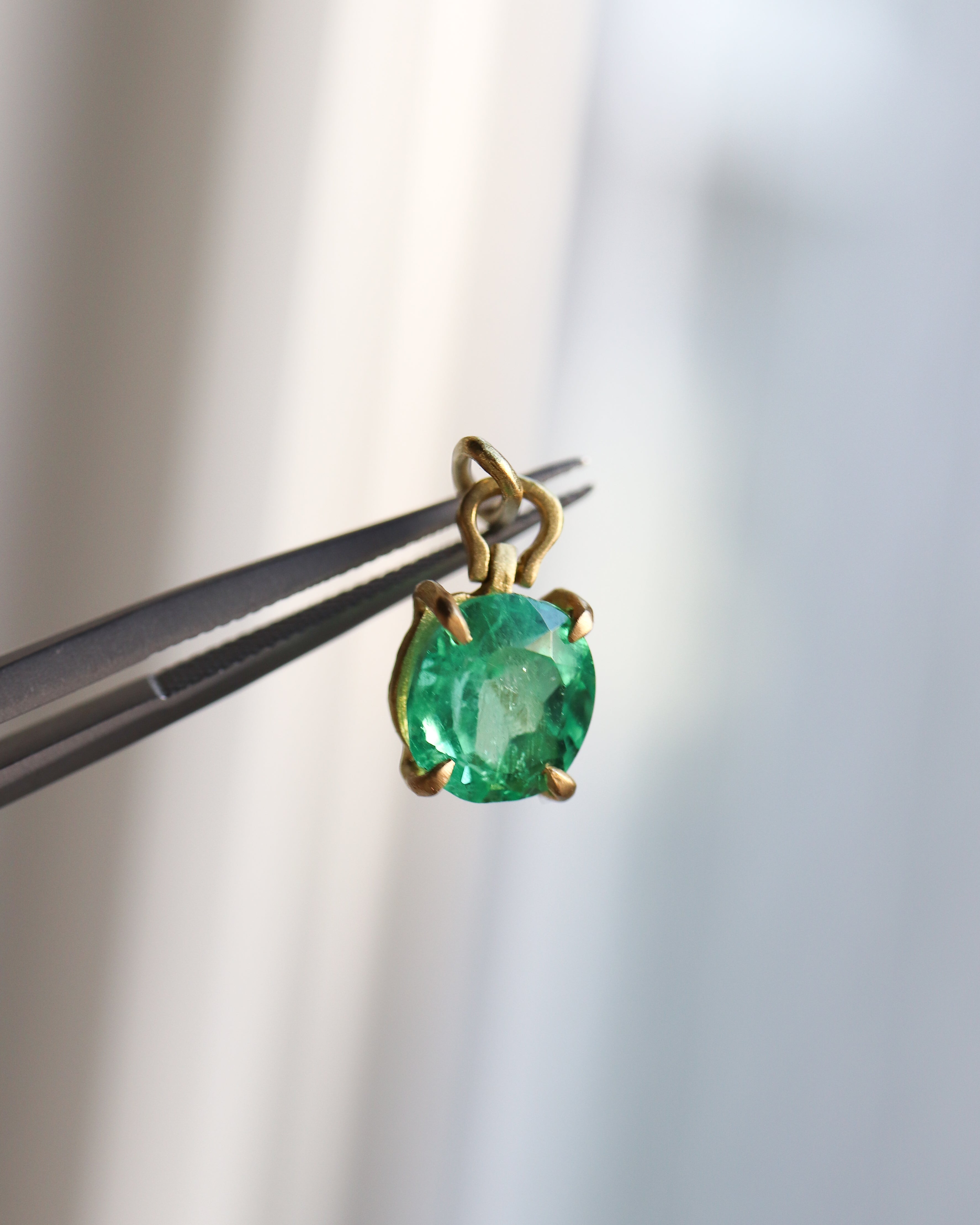 HorseShoe Prong Necklace - Emerald -