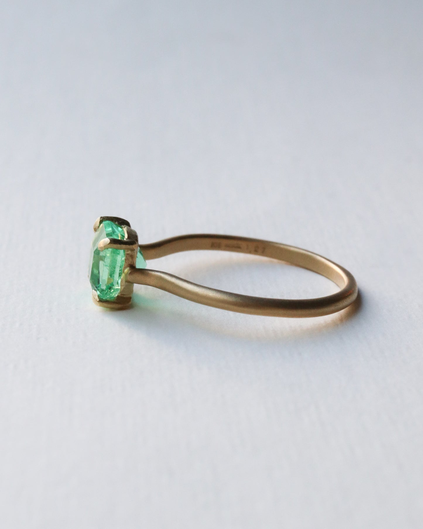 Prong Ring - Emerald -