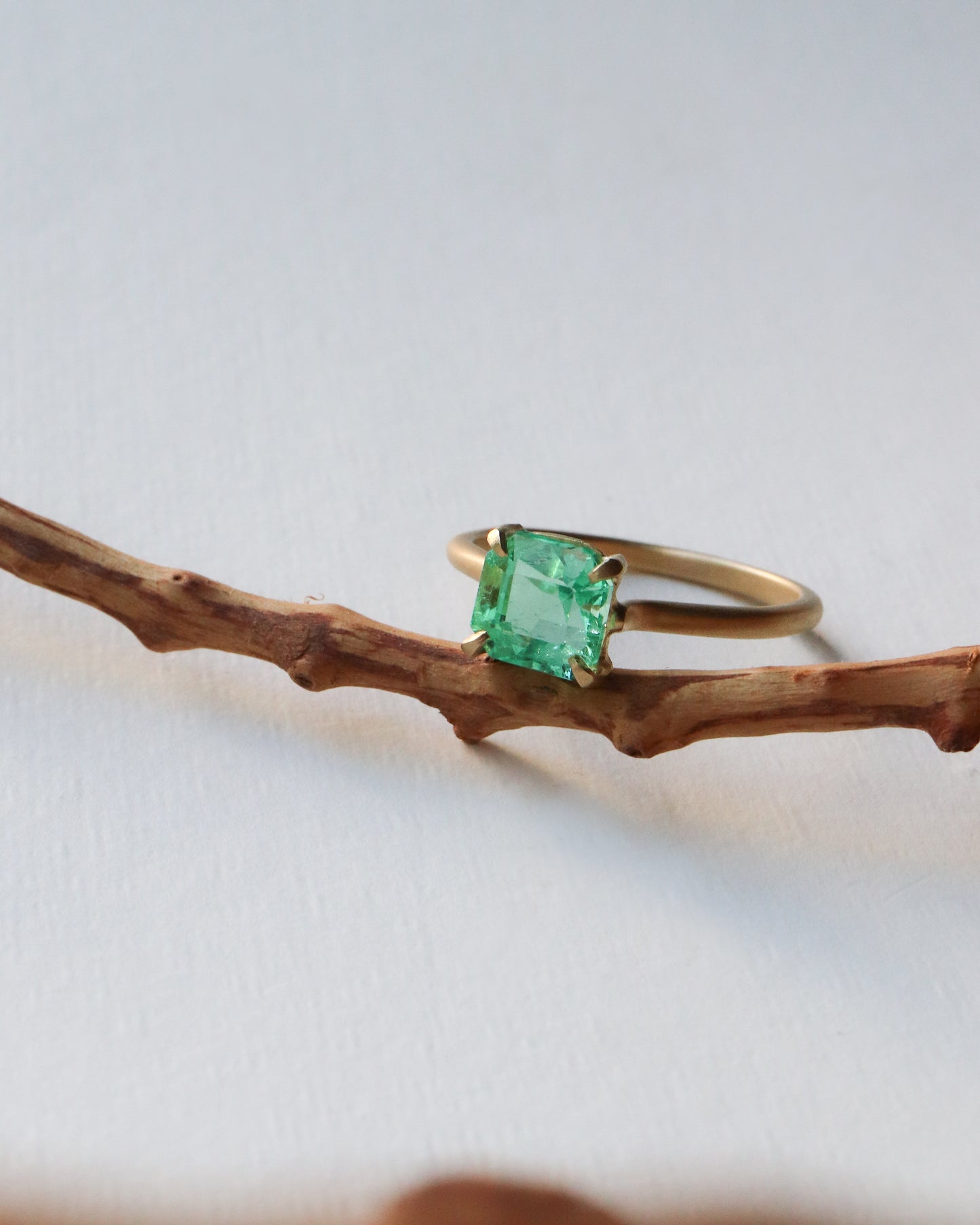 Prong Ring - Emerald -