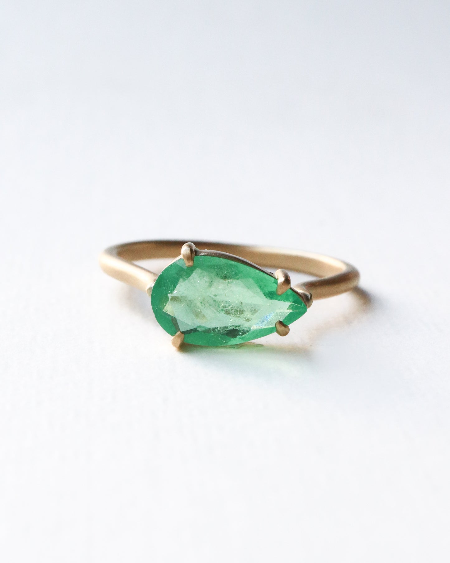 Prong Ring - Emerald -