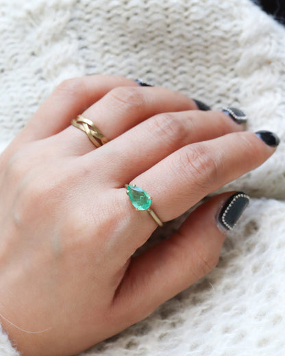 Prong Ring - Emerald -