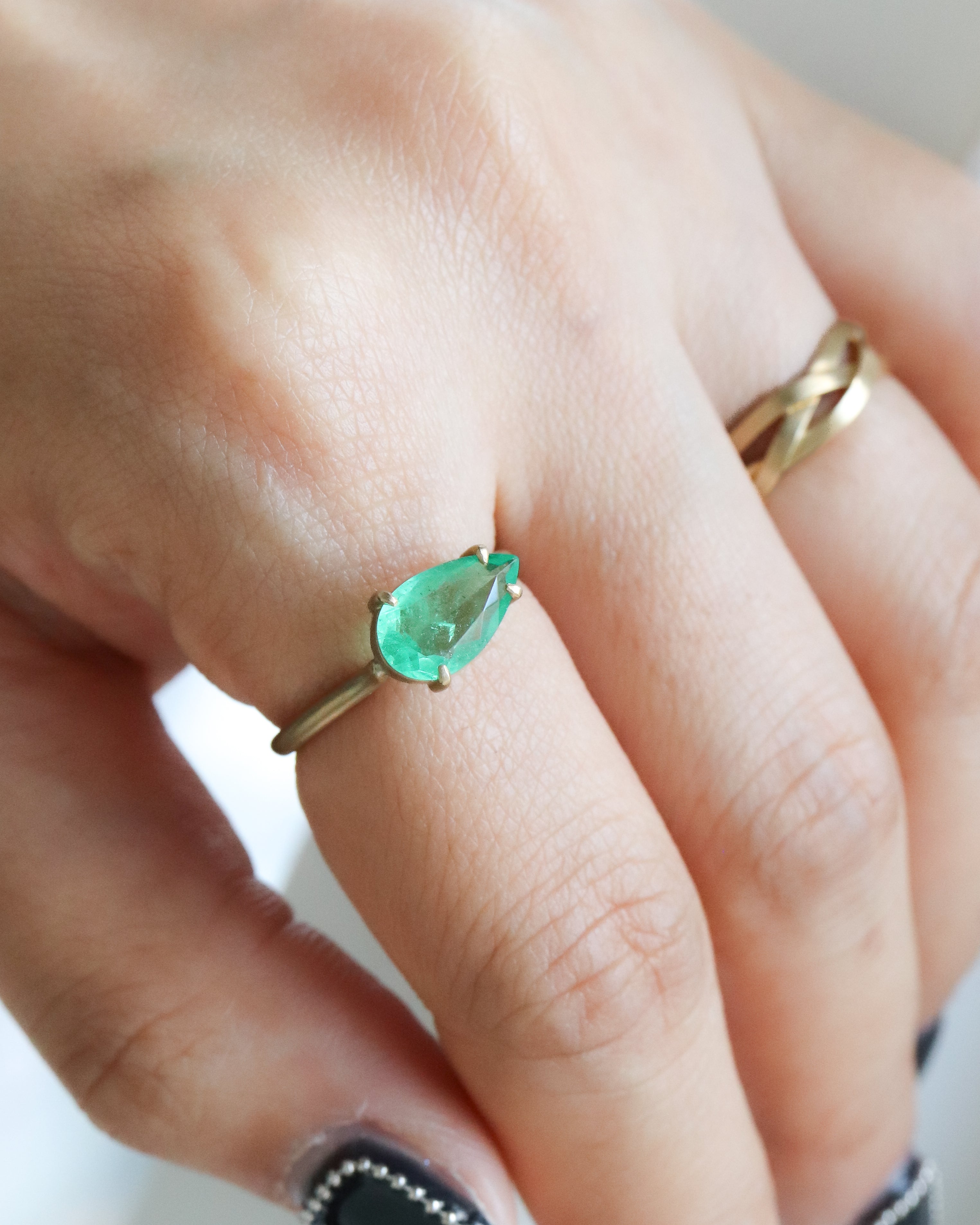 Prong Ring - Emerald -