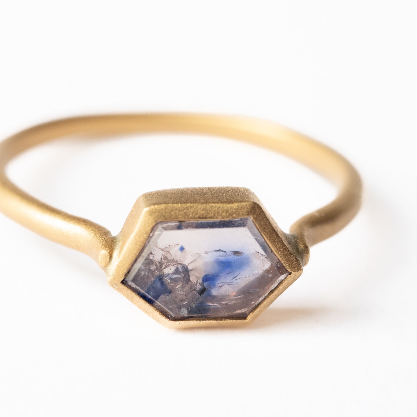 Frame Ring - Sliced ​​Sapphire -