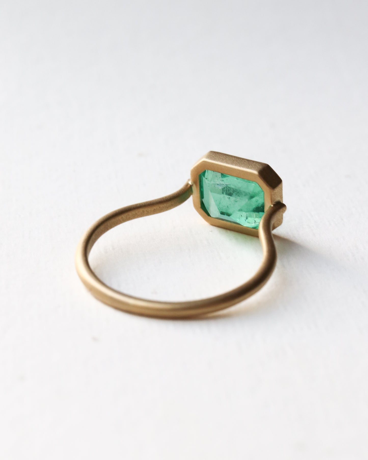 Collet Ring - Emerald -