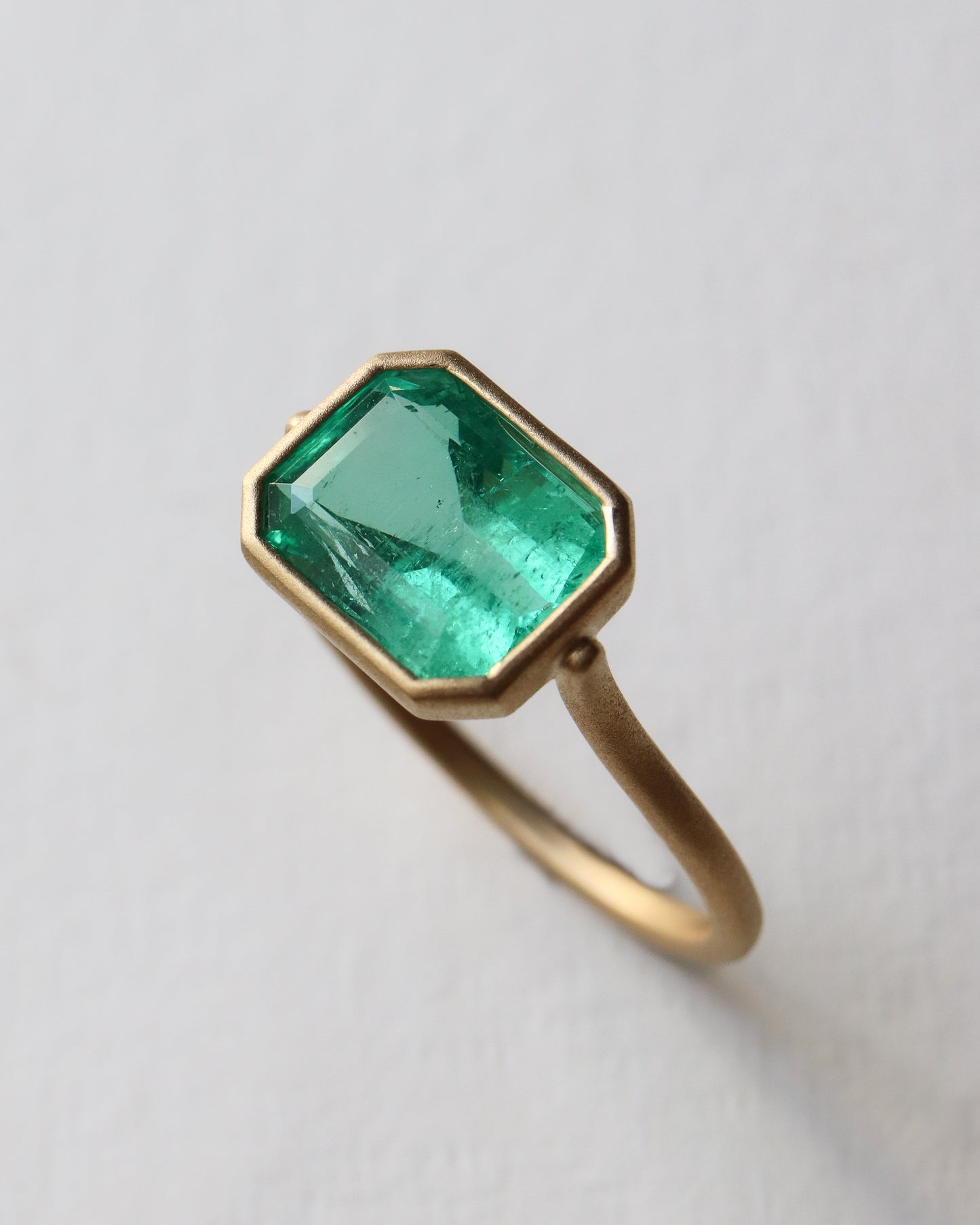Collet Ring - Emerald -