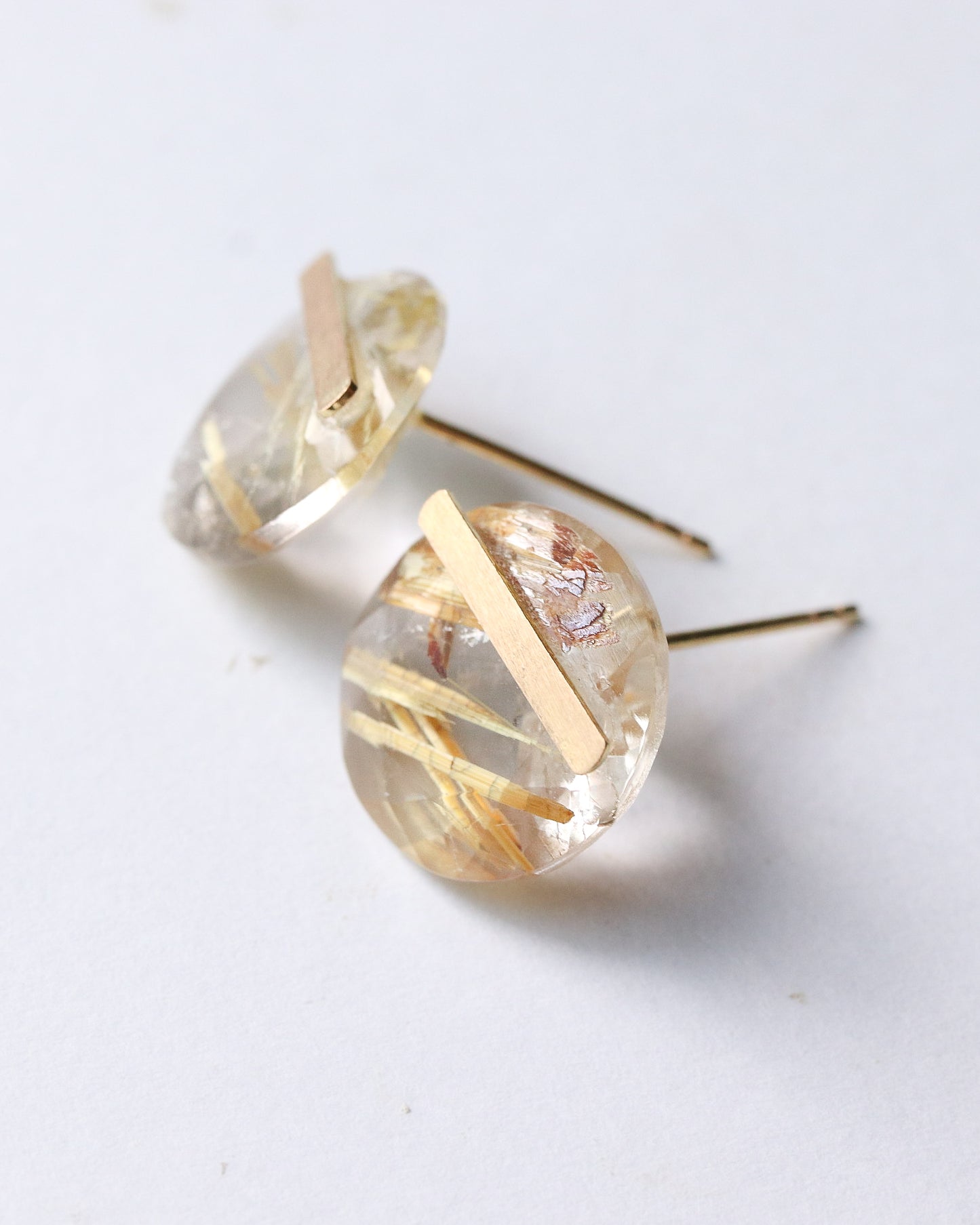 Bar stone pierced earrings - Golden rutilated quartz -