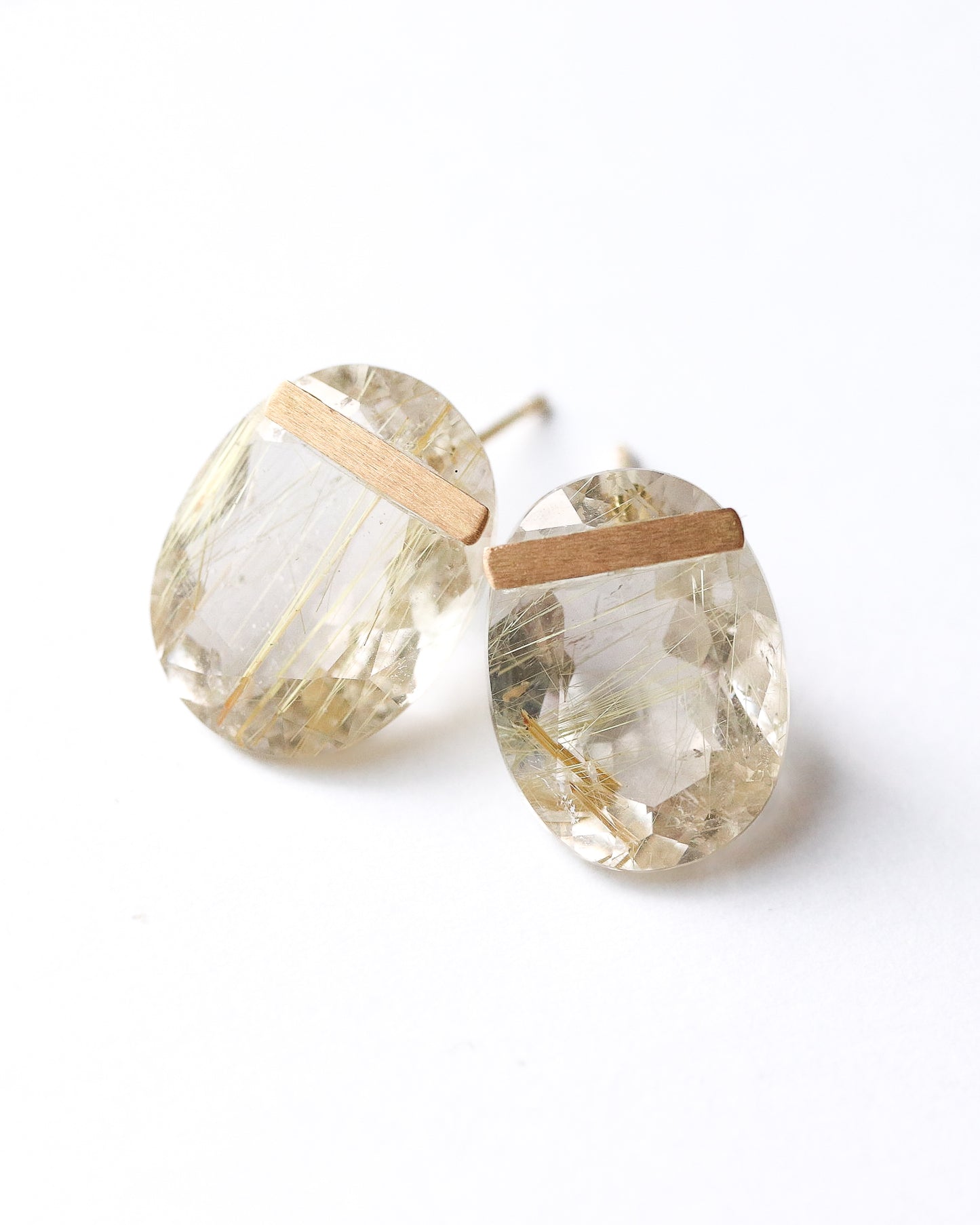 Bar stone pierced earrings - Golden rutilated quartz -