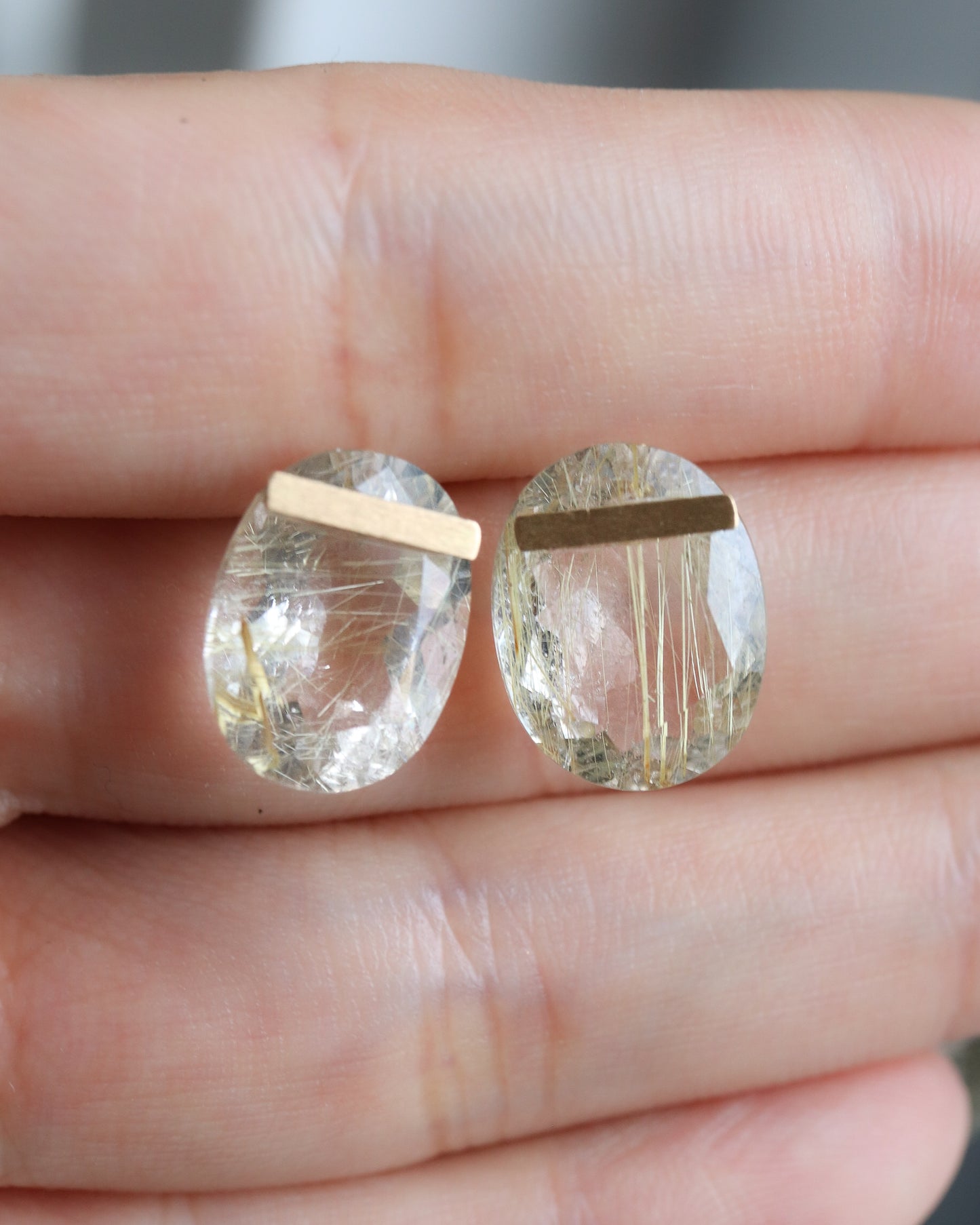 Bar stone pierced earrings - Golden rutilated quartz -