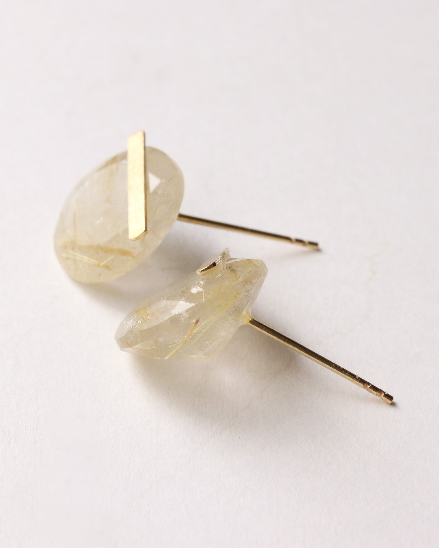 Bar stone pierced earrings - Golden rutilated quartz -