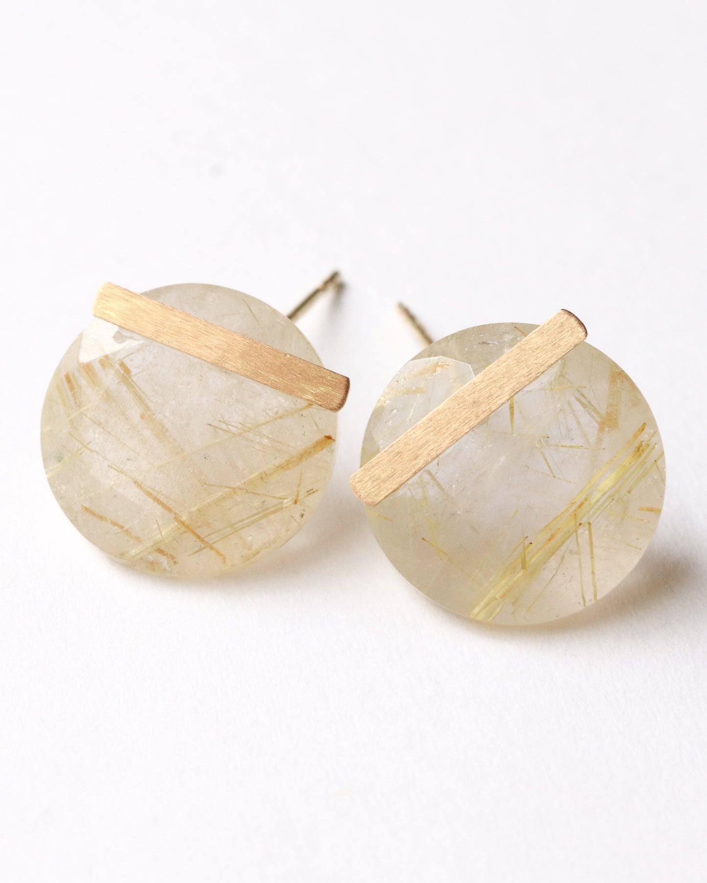 Bar stone pierced earrings - Golden rutilated quartz -