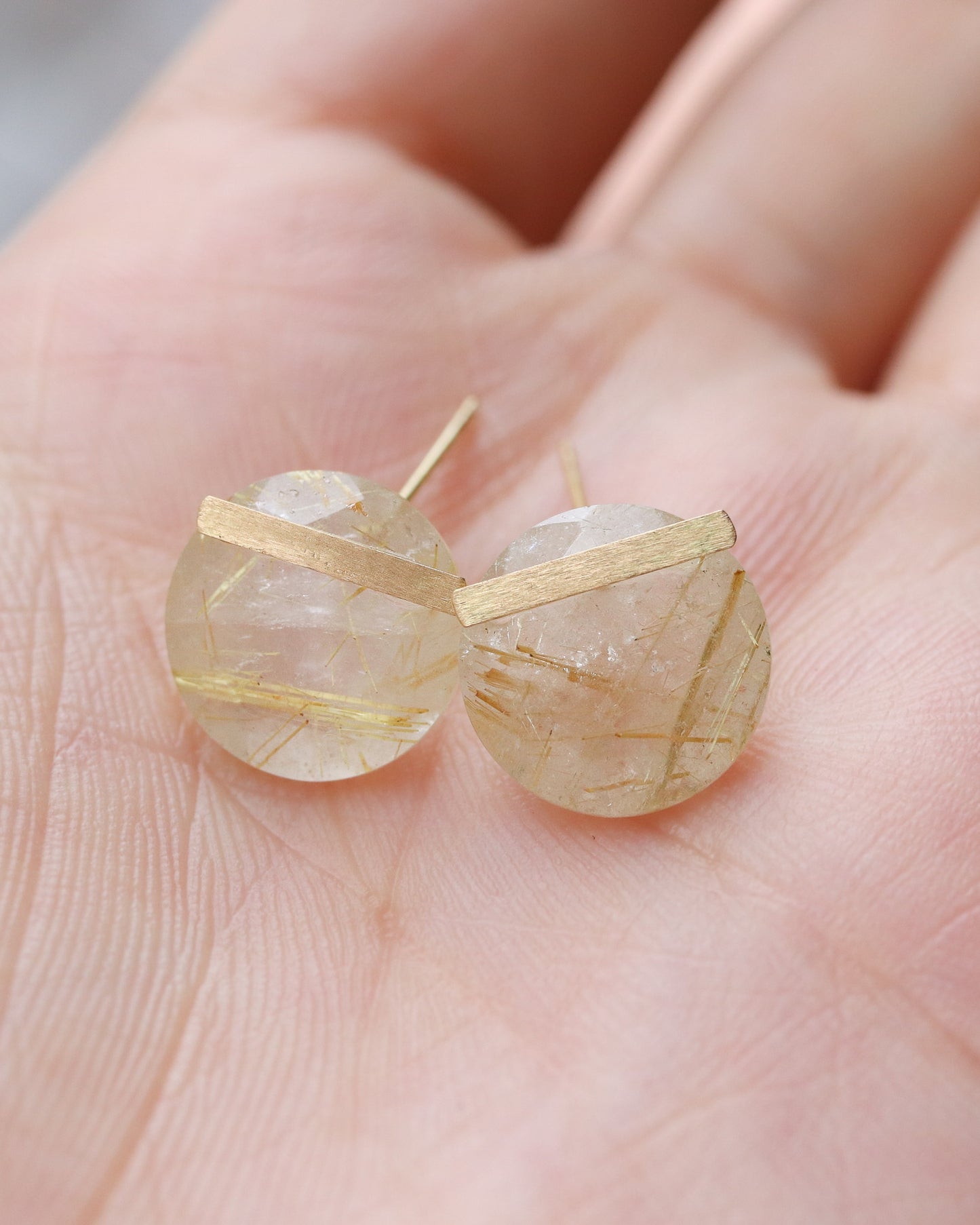 Bar stone pierced earrings - Golden rutilated quartz -