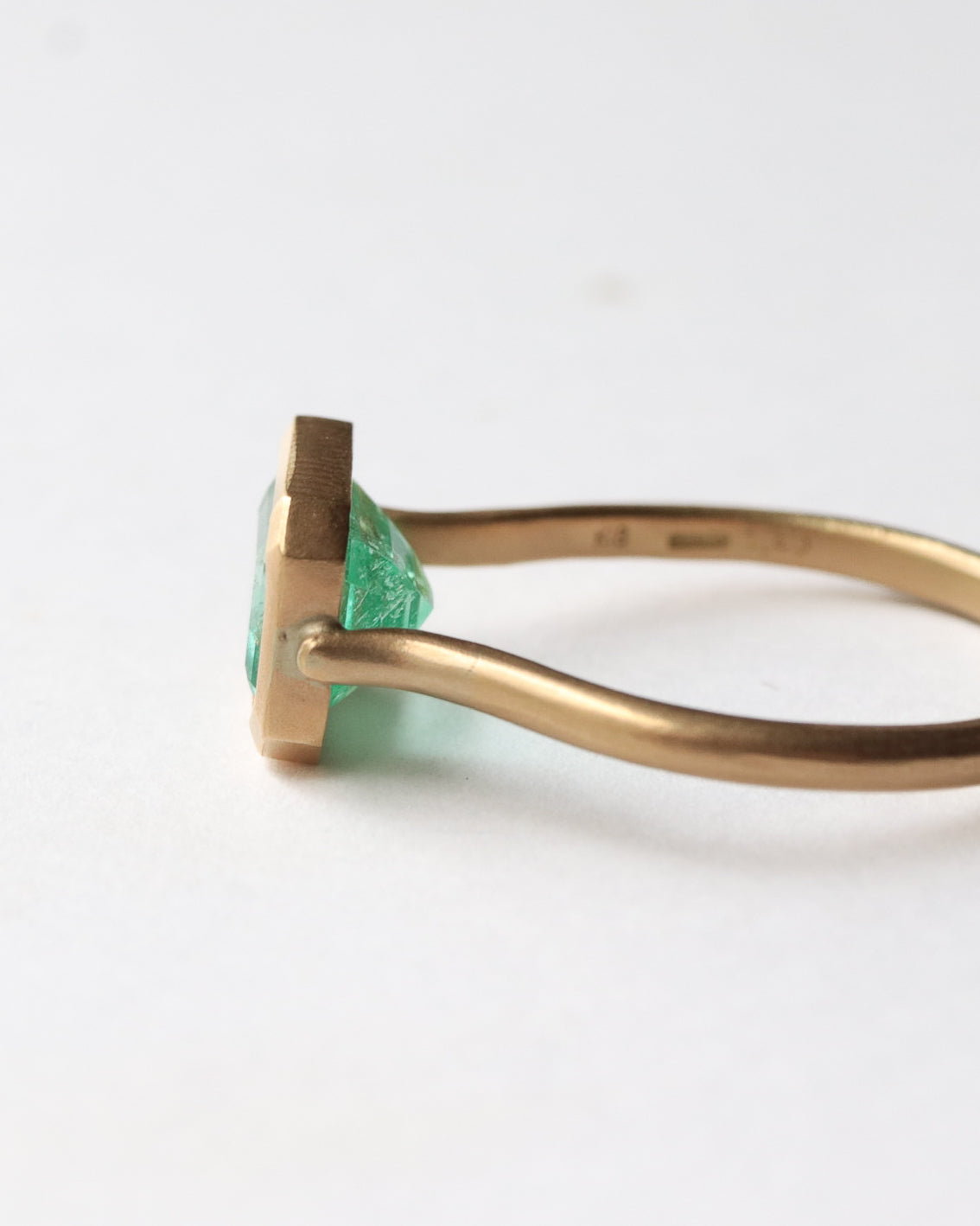 Collet Ring - Emerald -