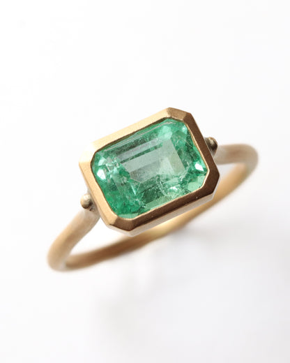 Collet Ring - Emerald -