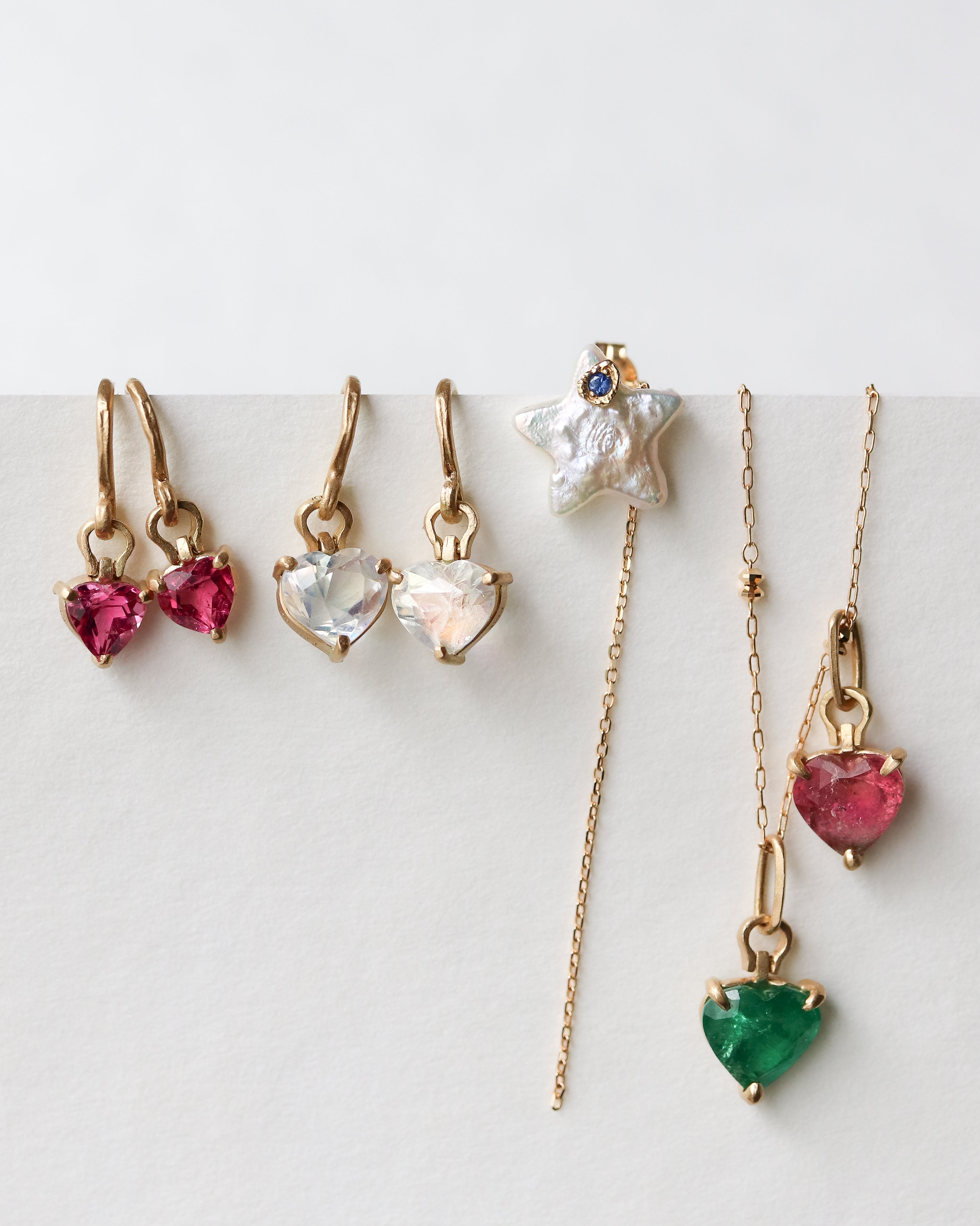 Horse Shoe Prong Necklace - Emerald -